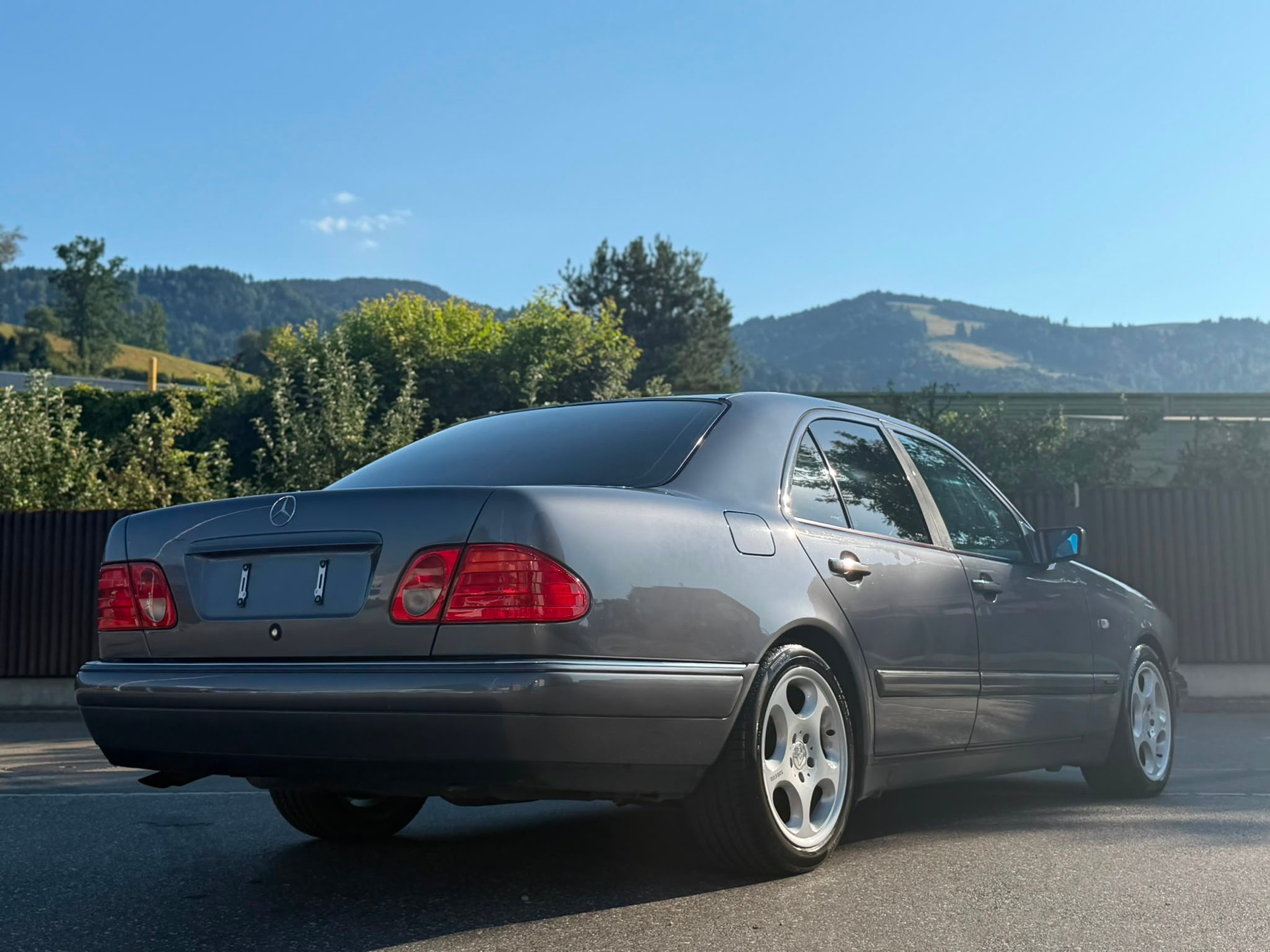 MERCEDES-BENZ E 320 Avantgarde Automatic Grey&Black-image-4