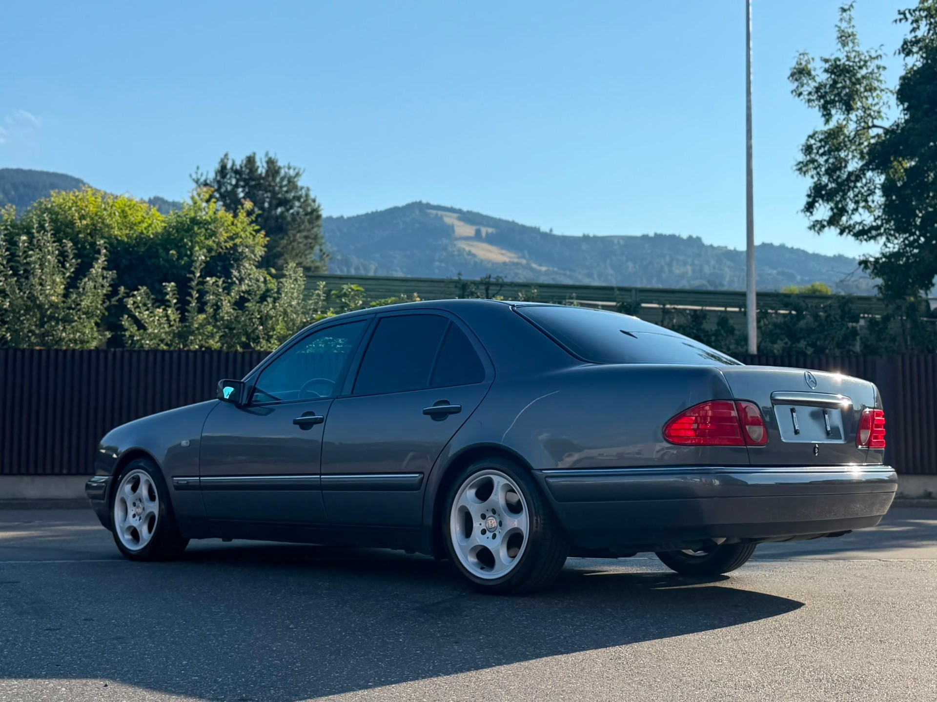 MERCEDES-BENZ E 320 Avantgarde Automatic Grey&Black-image-5