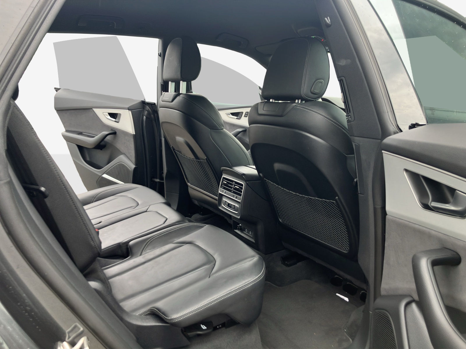 AUDI Q8 SUV TFSI e quattro 290 kW Attraction tiptronic-image-13