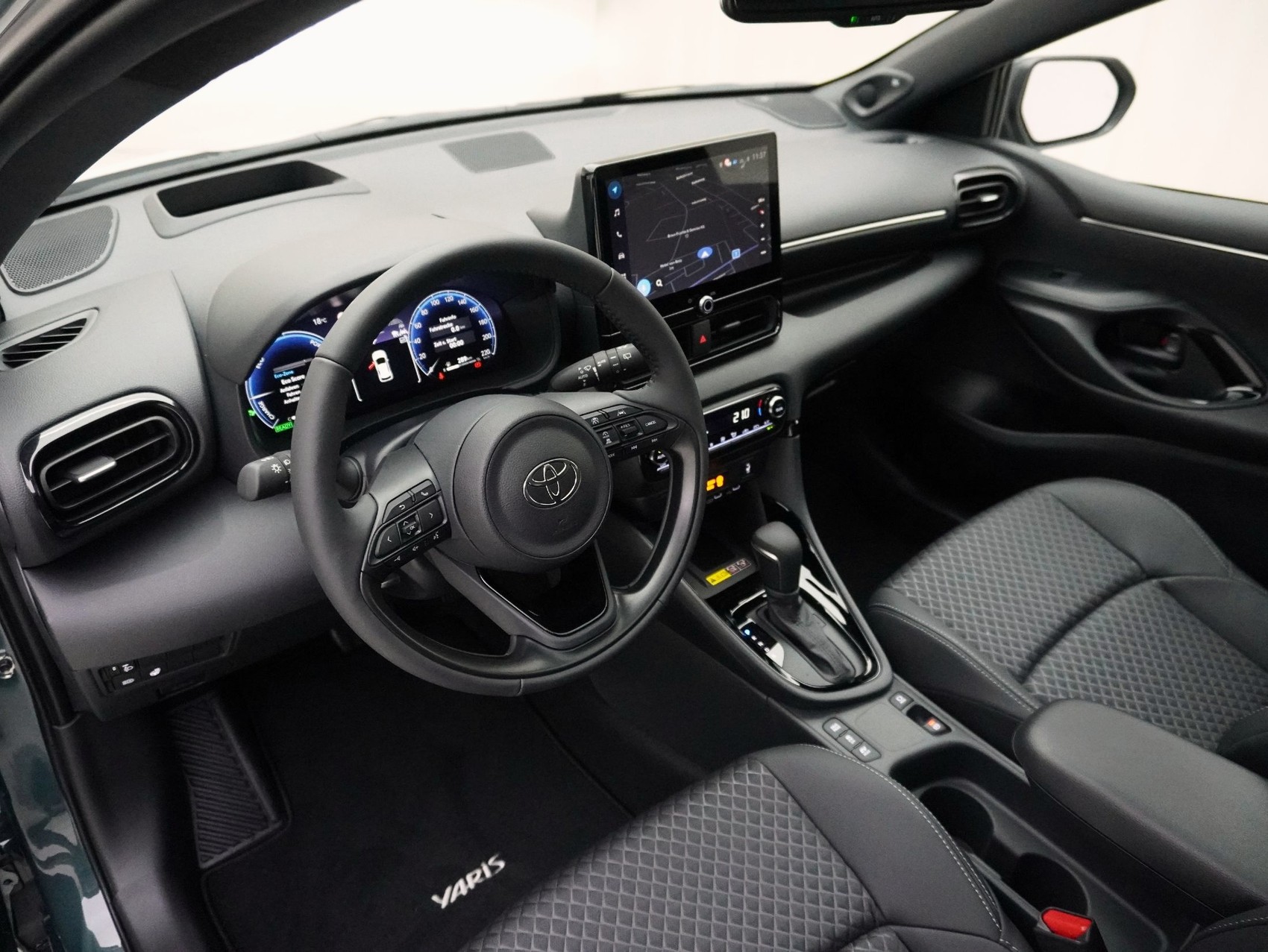 TOYOTA Yaris 1.5 VVT-i HSD Premium-image-8