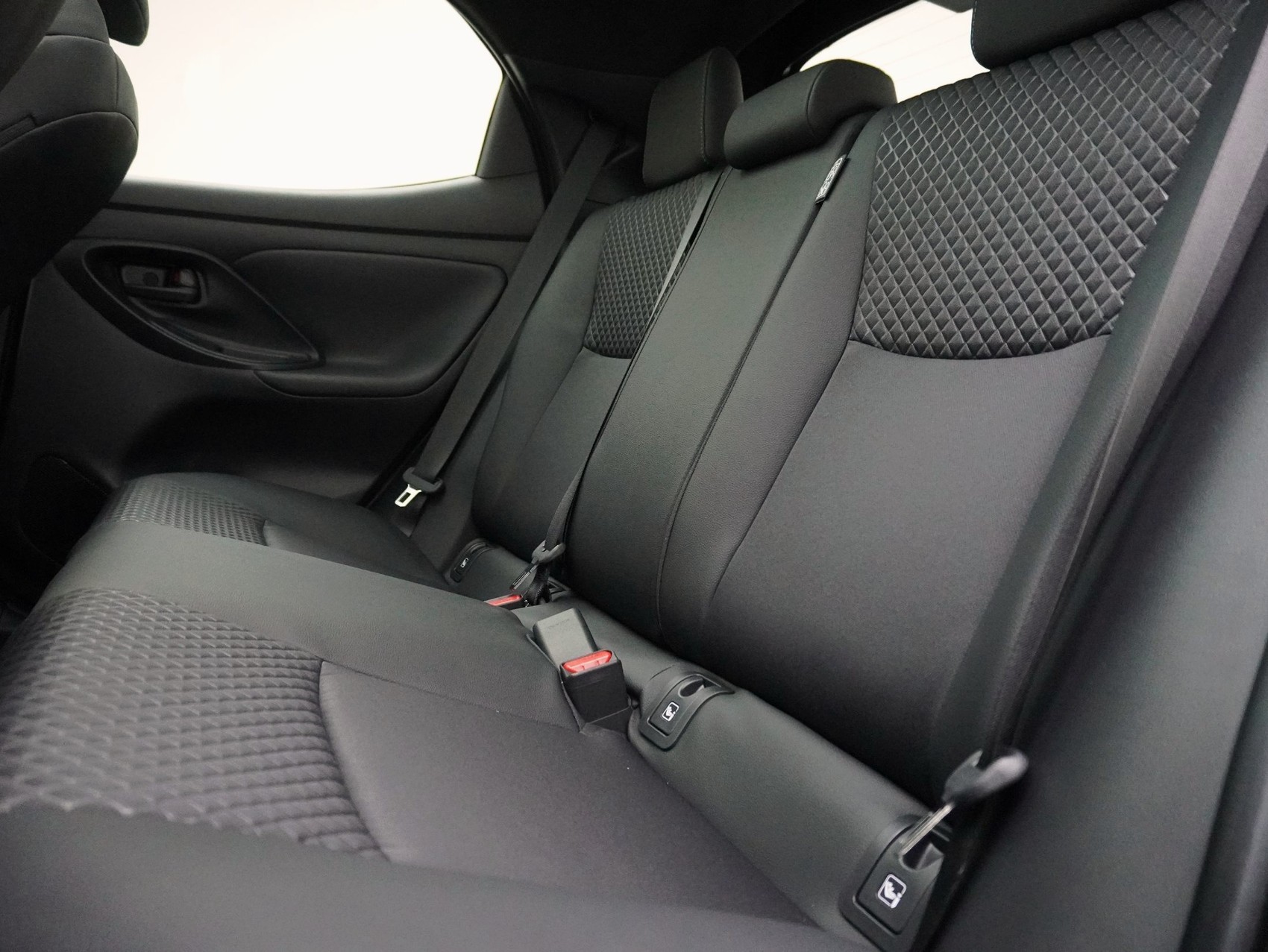 TOYOTA Yaris 1.5 VVT-i HSD Premium-image-9