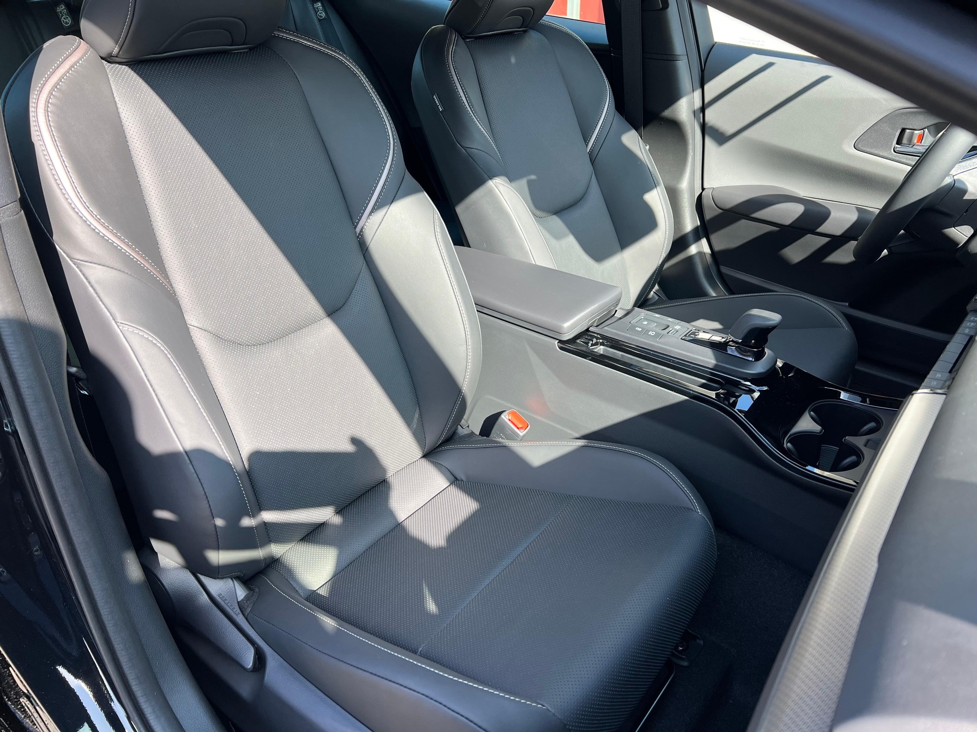 TOYOTA Prius 2.0 Plug-In-Hybrid Premium-image-14