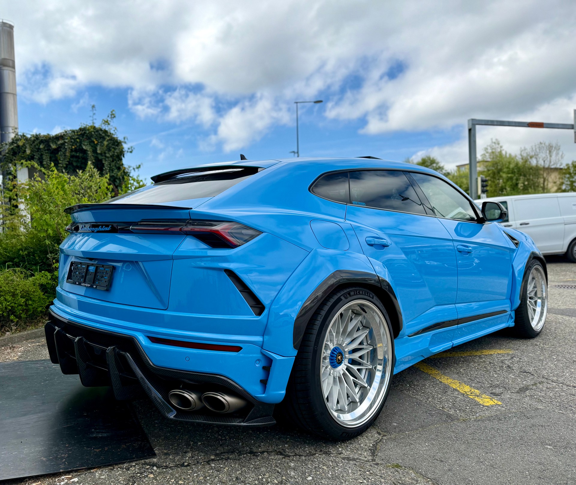LAMBORGHINI Urus E-Gear-showroom-element-2