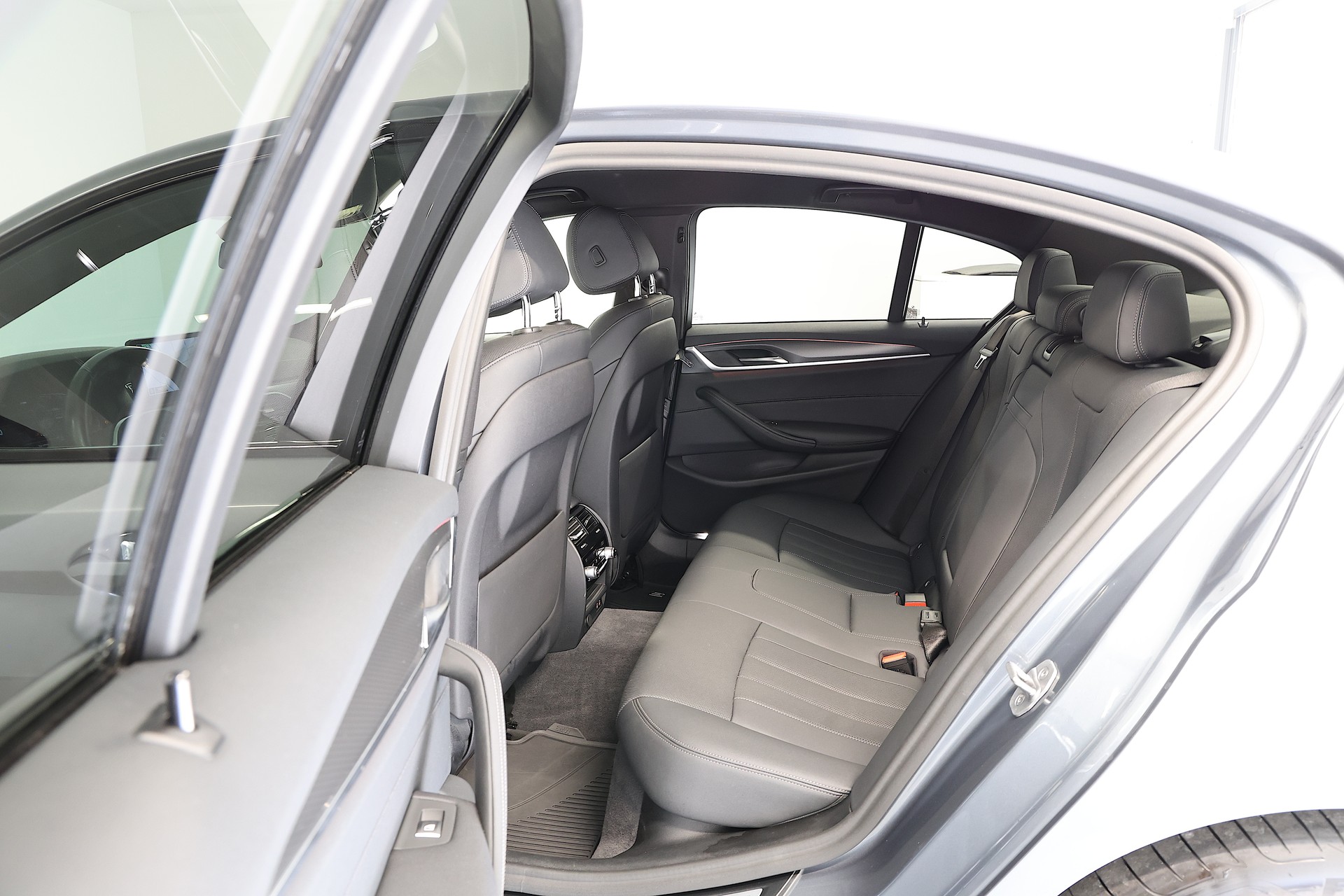 BMW 520d xDrive 48V M Sport Steptronic-image-14