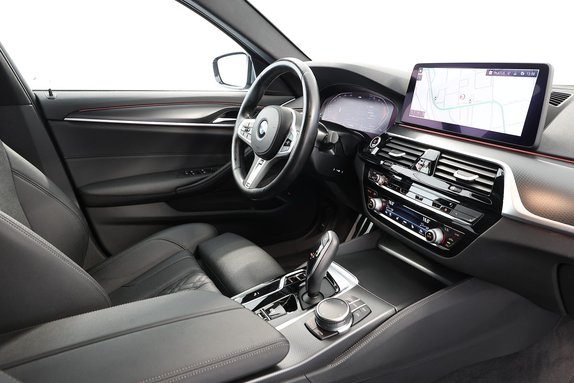 BMW 520d xDrive 48V M Sport Steptronic-image-12