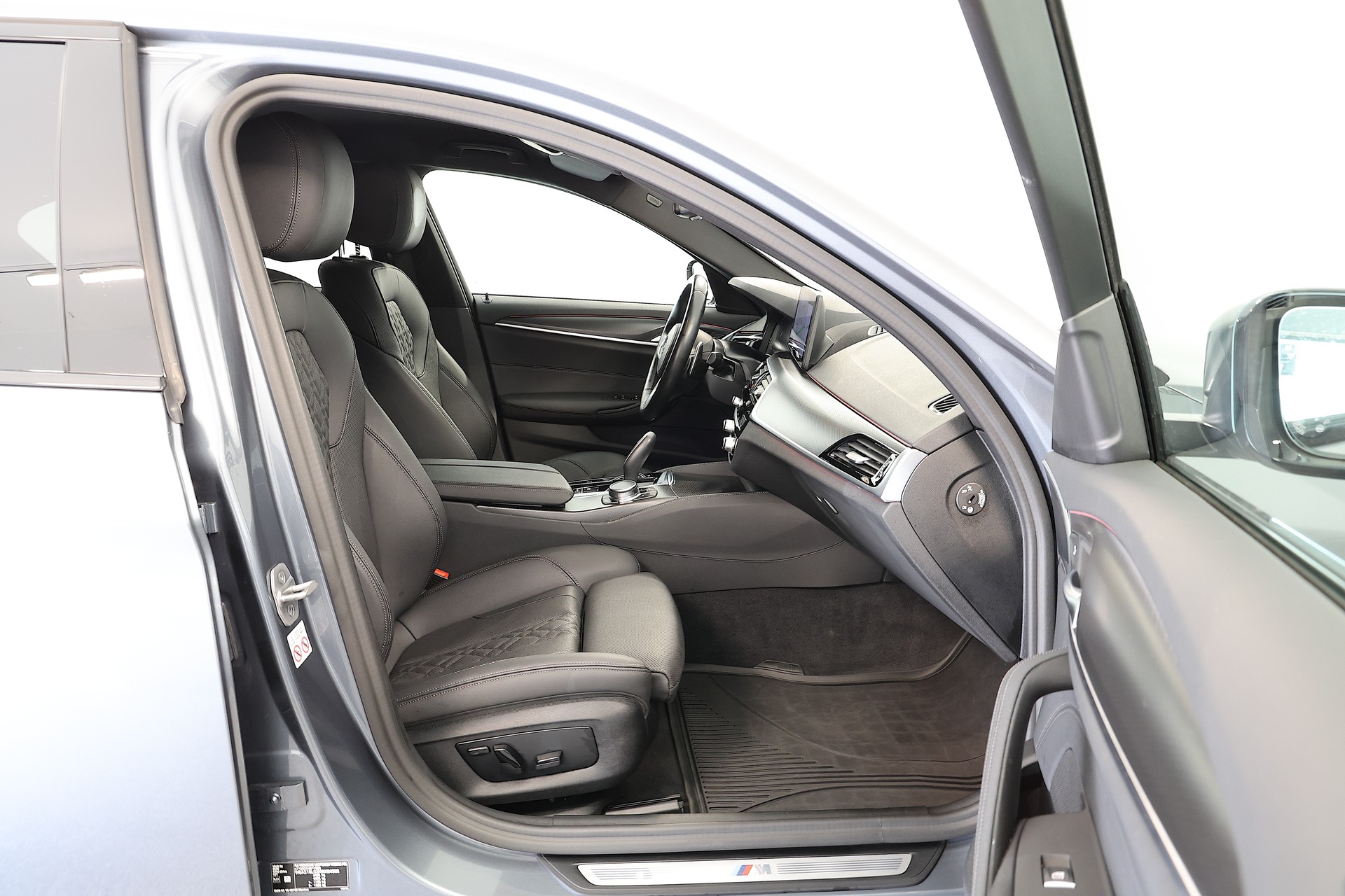 BMW 520d xDrive 48V M Sport Steptronic-image-11