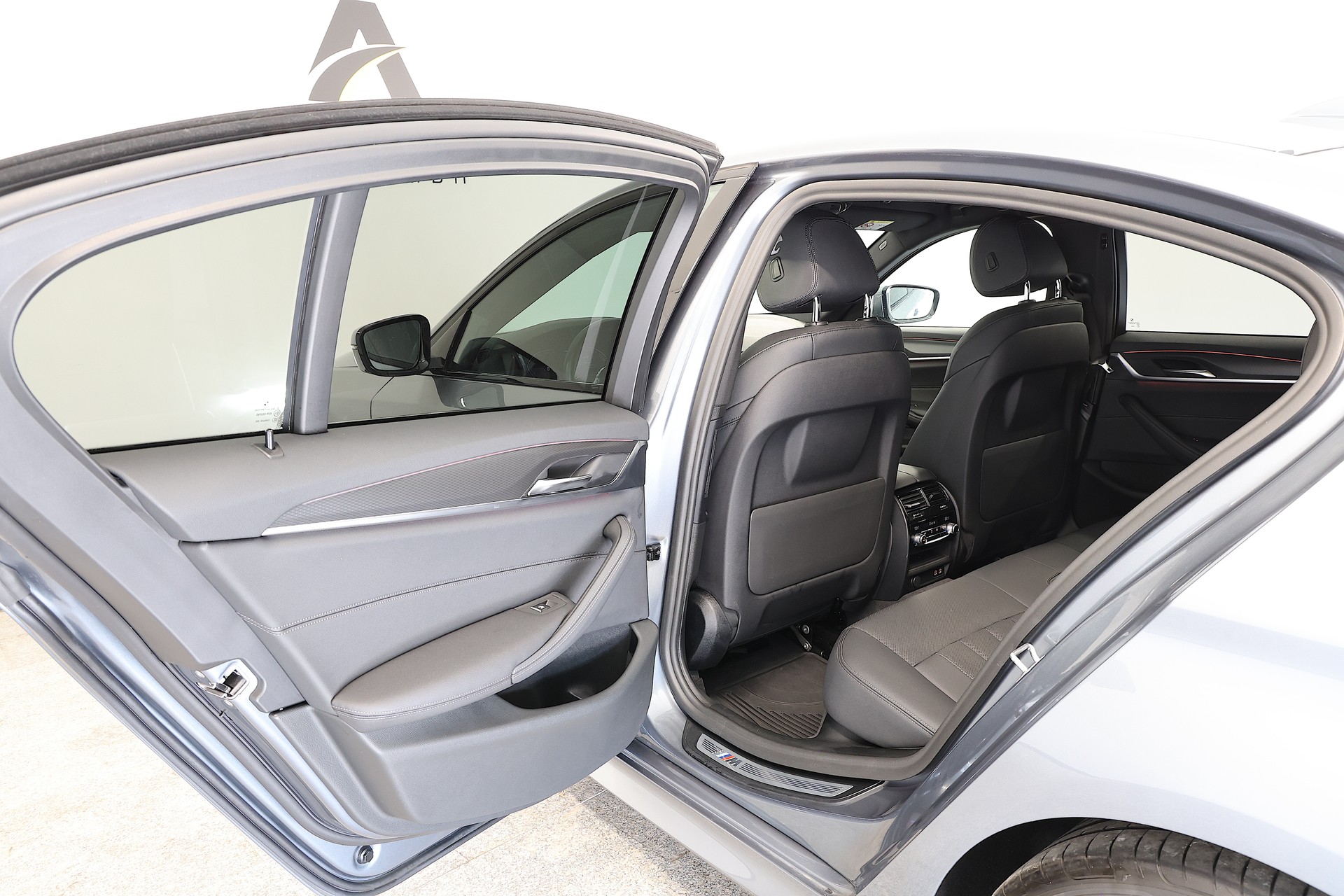 BMW 520d xDrive 48V M Sport Steptronic-image-13