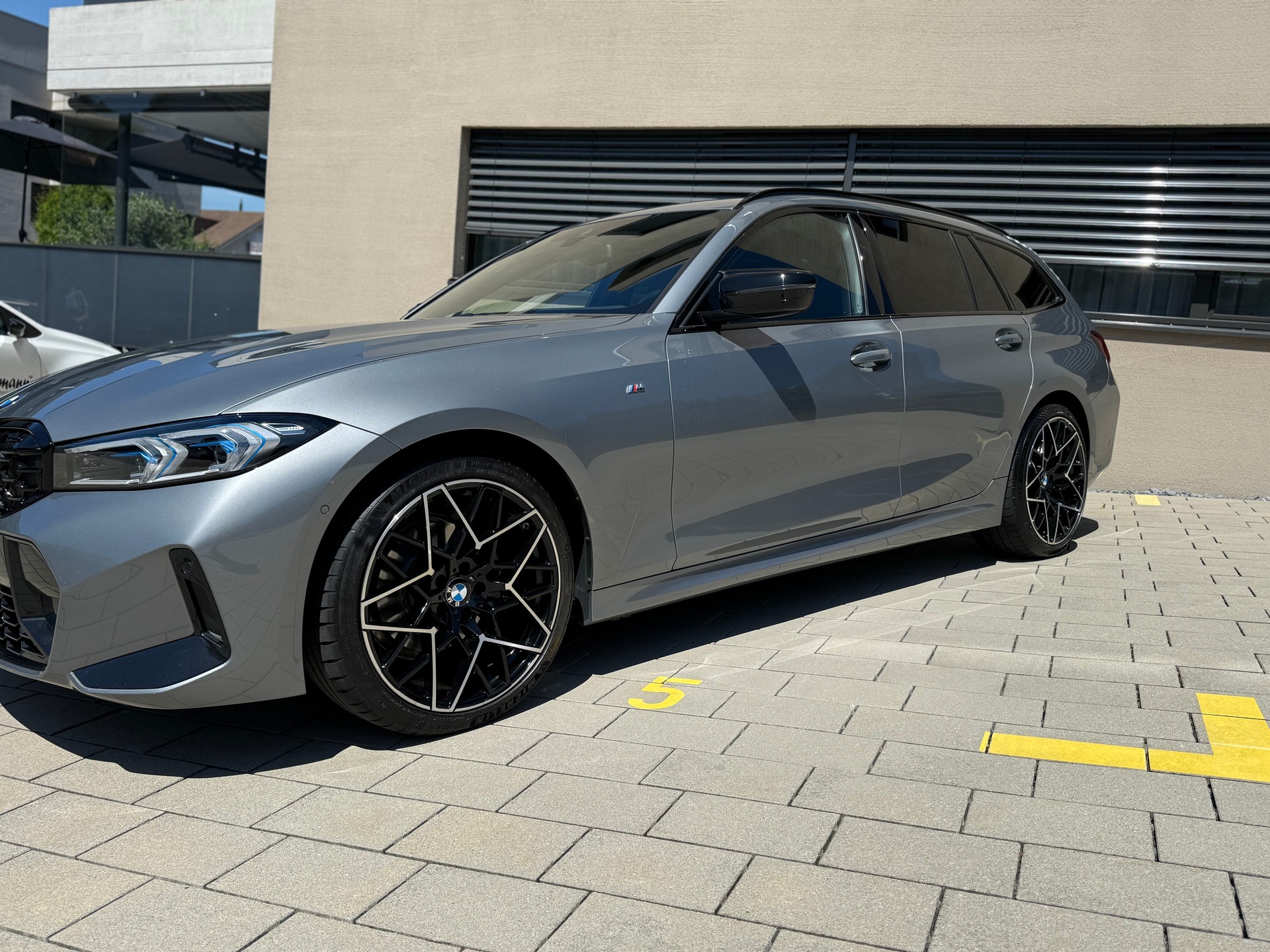 BMW 320d xDrive 48V Touring Steptronic M Sport-image-1