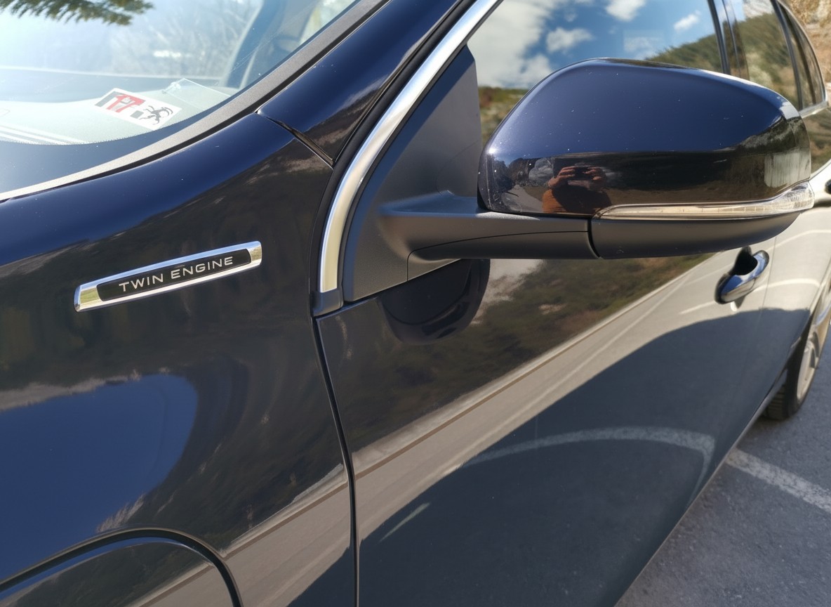VOLVO V60 D6 AWD Plug-in Hybrid Geartronic-image-3