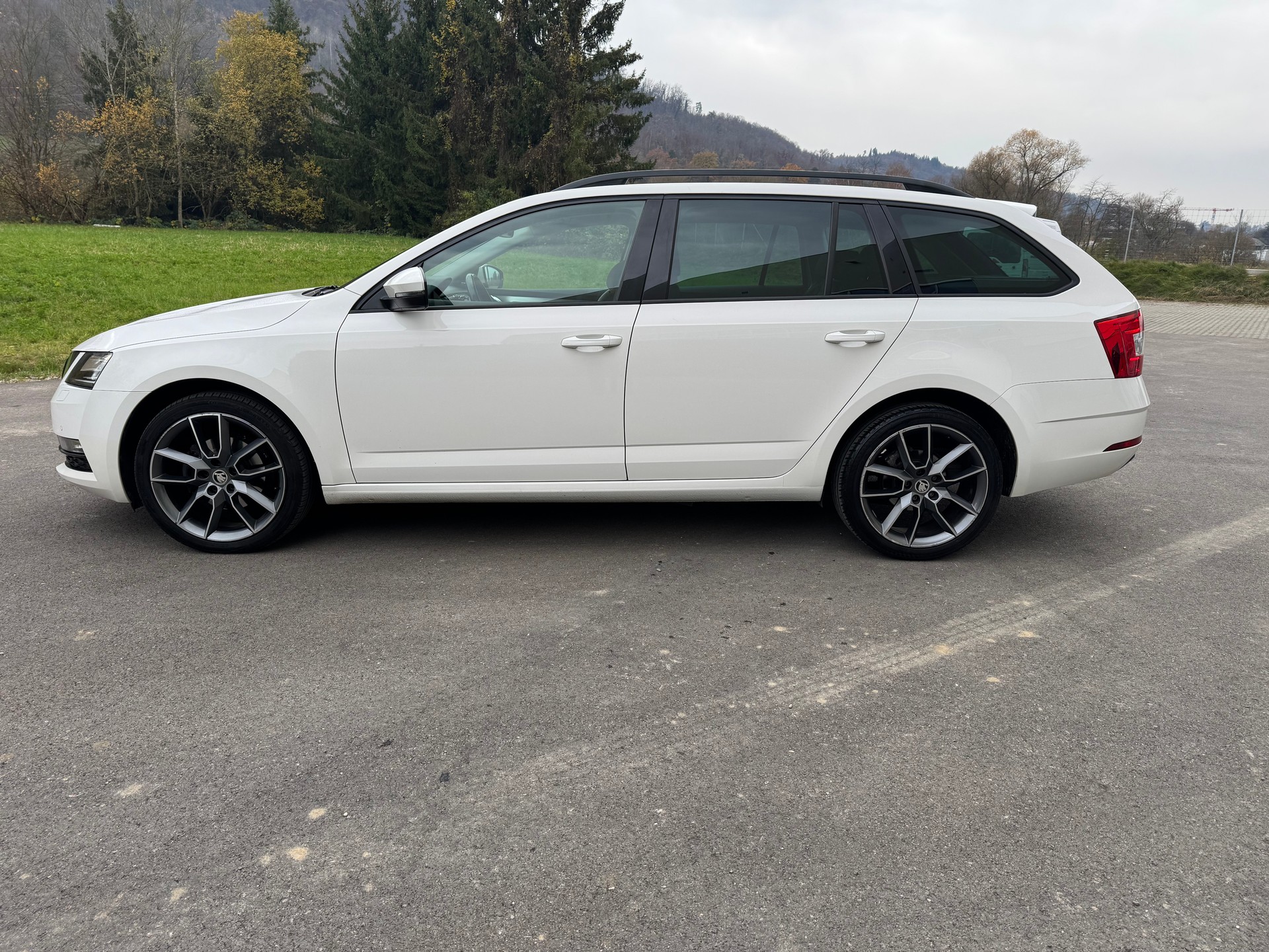 SKODA Octavia Combi 2.0 TDI Ambition DSG-image-1