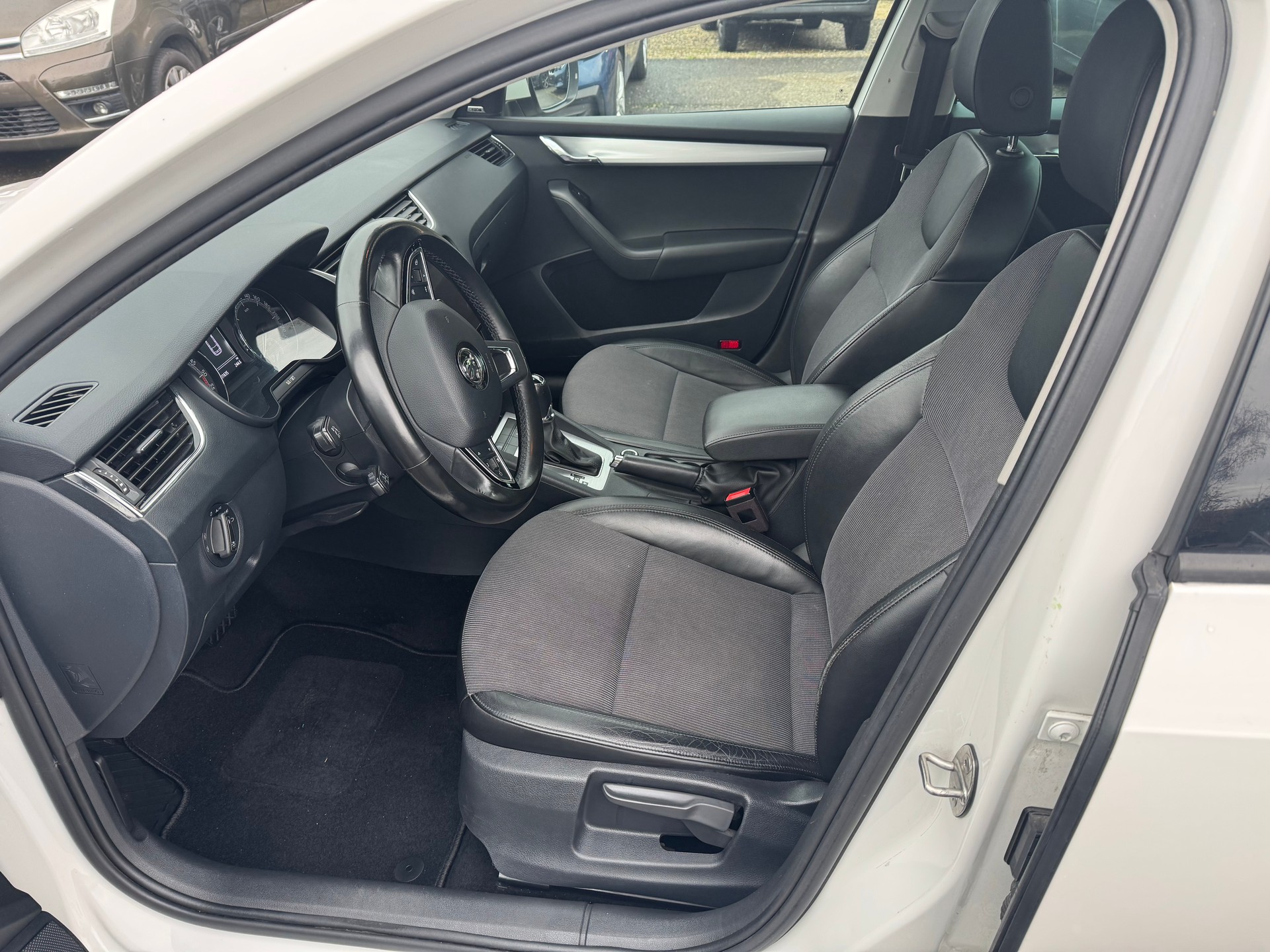 SKODA Octavia Combi 2.0 TDI Ambition DSG-image-9