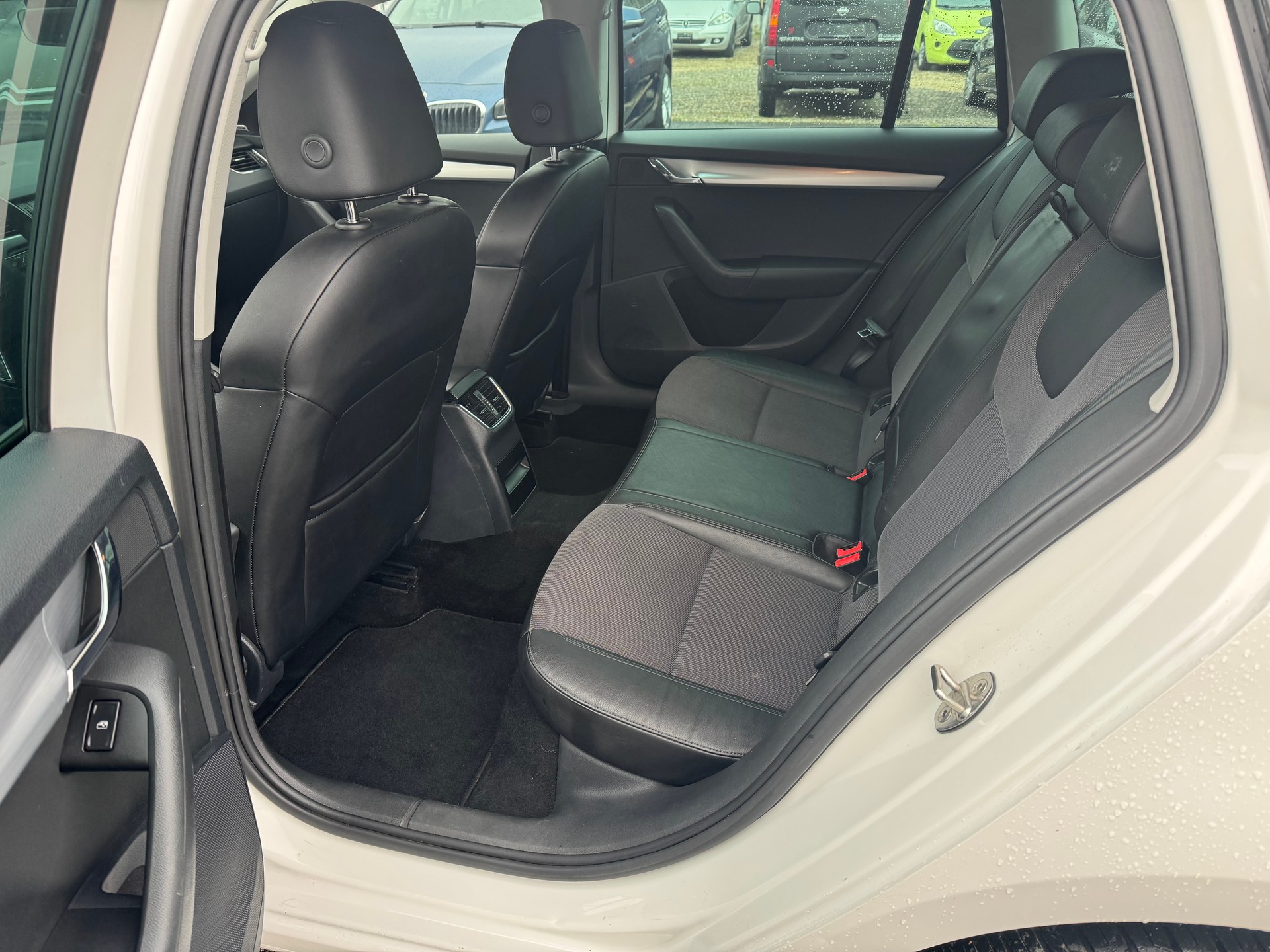 SKODA Octavia Combi 2.0 TDI Ambition DSG-image-10