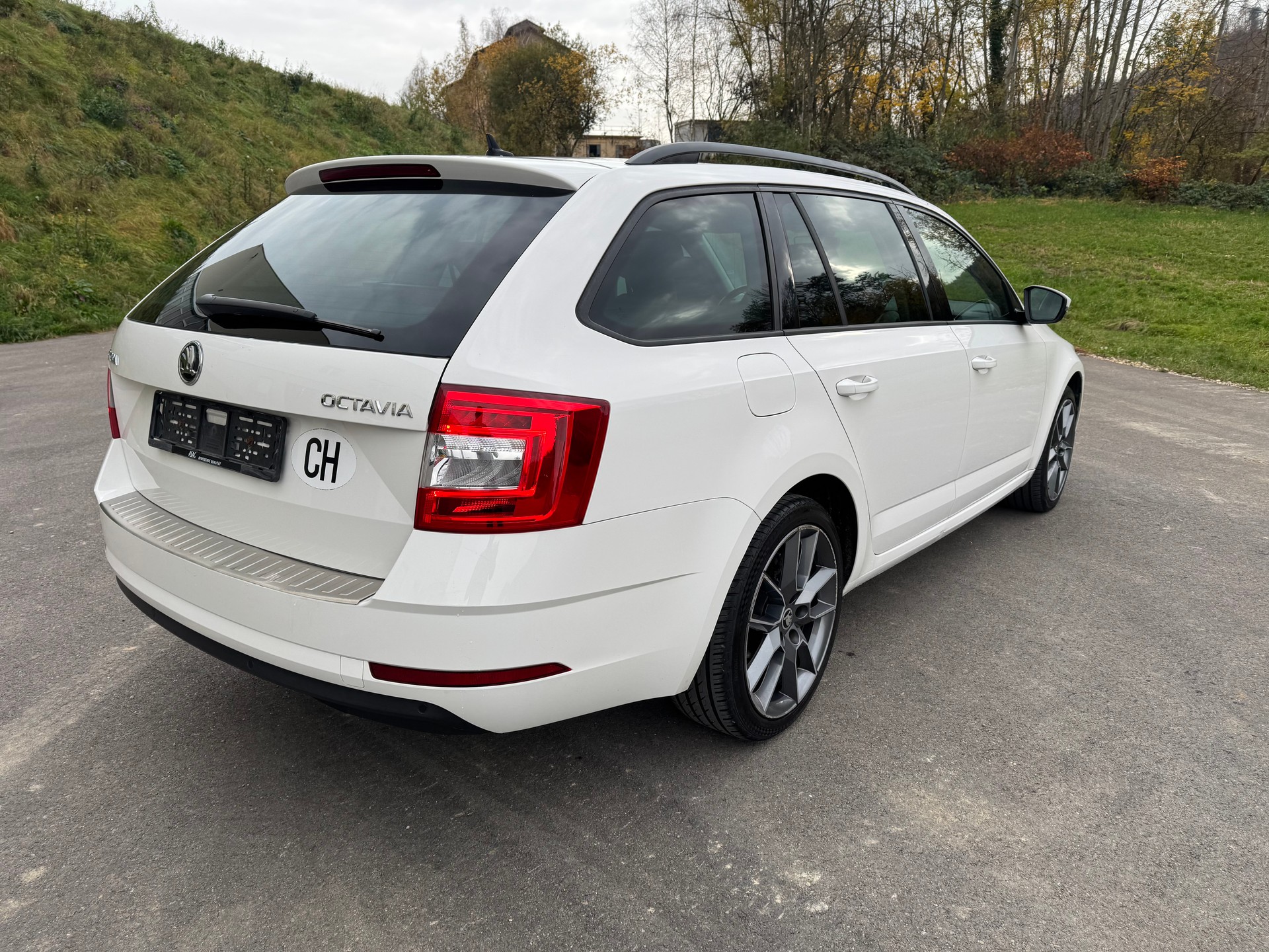 SKODA Octavia Combi 2.0 TDI Ambition DSG-image-4