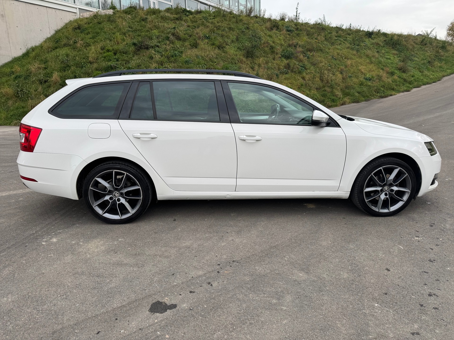SKODA Octavia Combi 2.0 TDI Ambition DSG-image-5