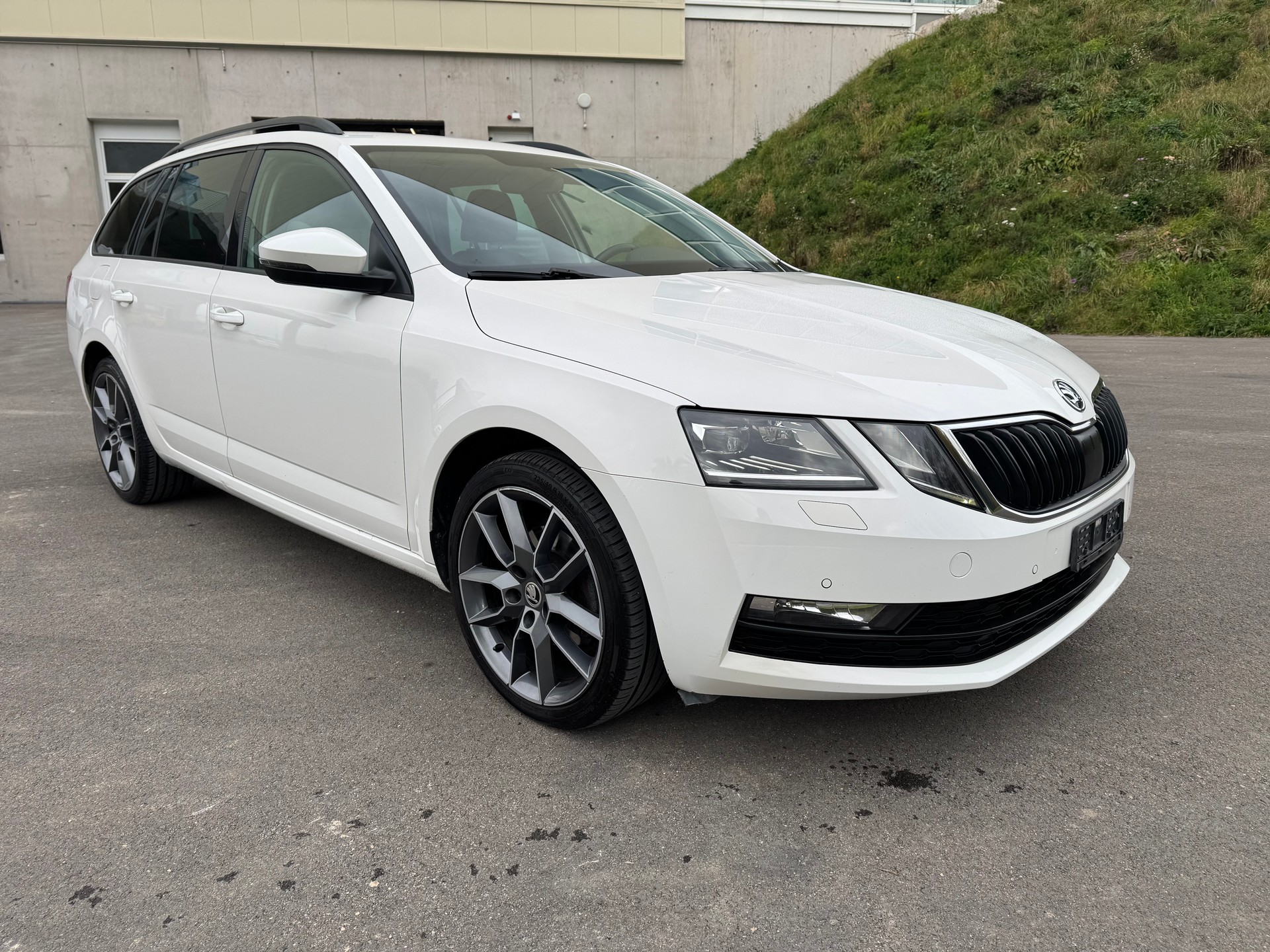 SKODA Octavia Combi 2.0 TDI Ambition DSG-image-6