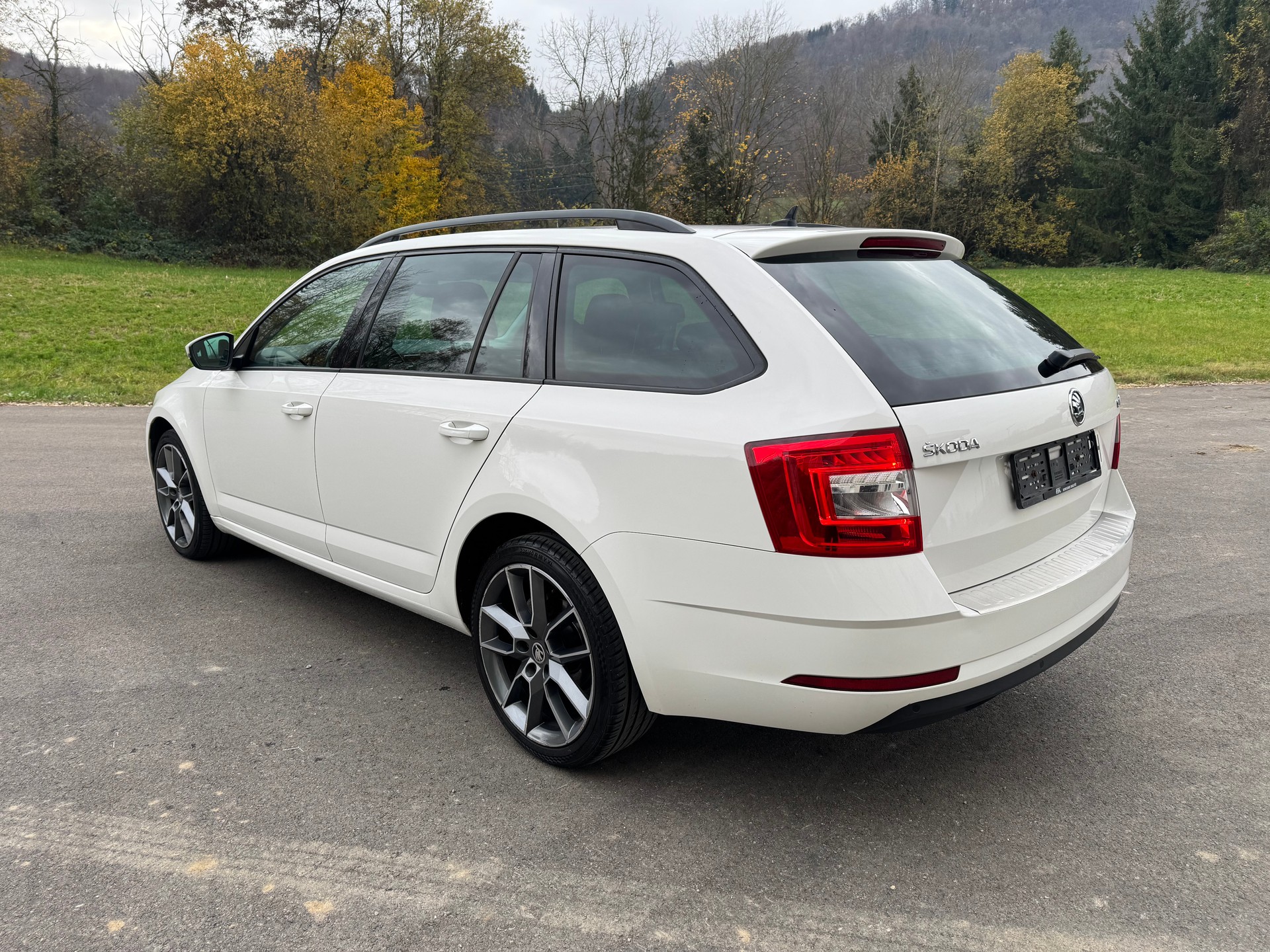 SKODA Octavia Combi 2.0 TDI Ambition DSG-image-2