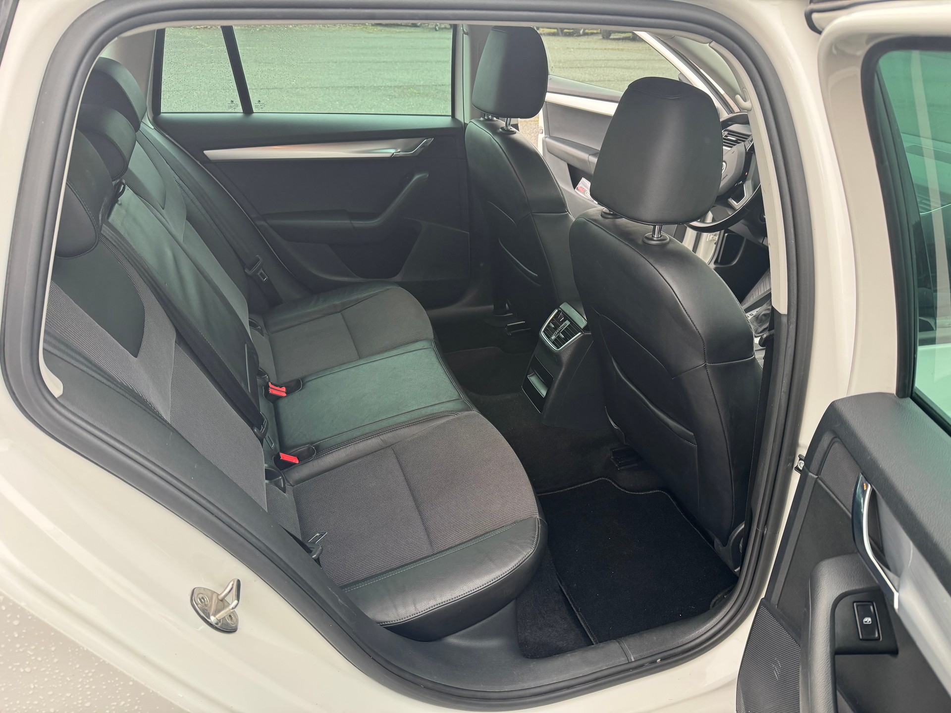 SKODA Octavia Combi 2.0 TDI Ambition DSG-image-12