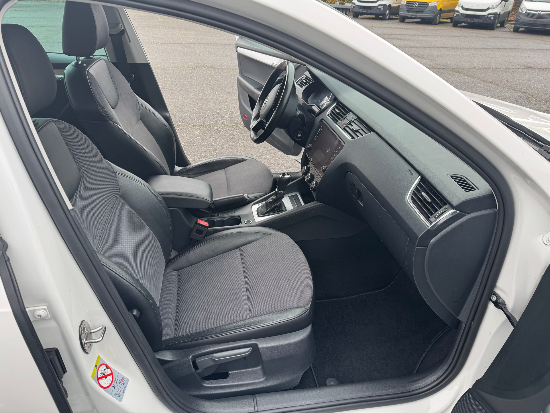 SKODA Octavia Combi 2.0 TDI Ambition DSG-image-11