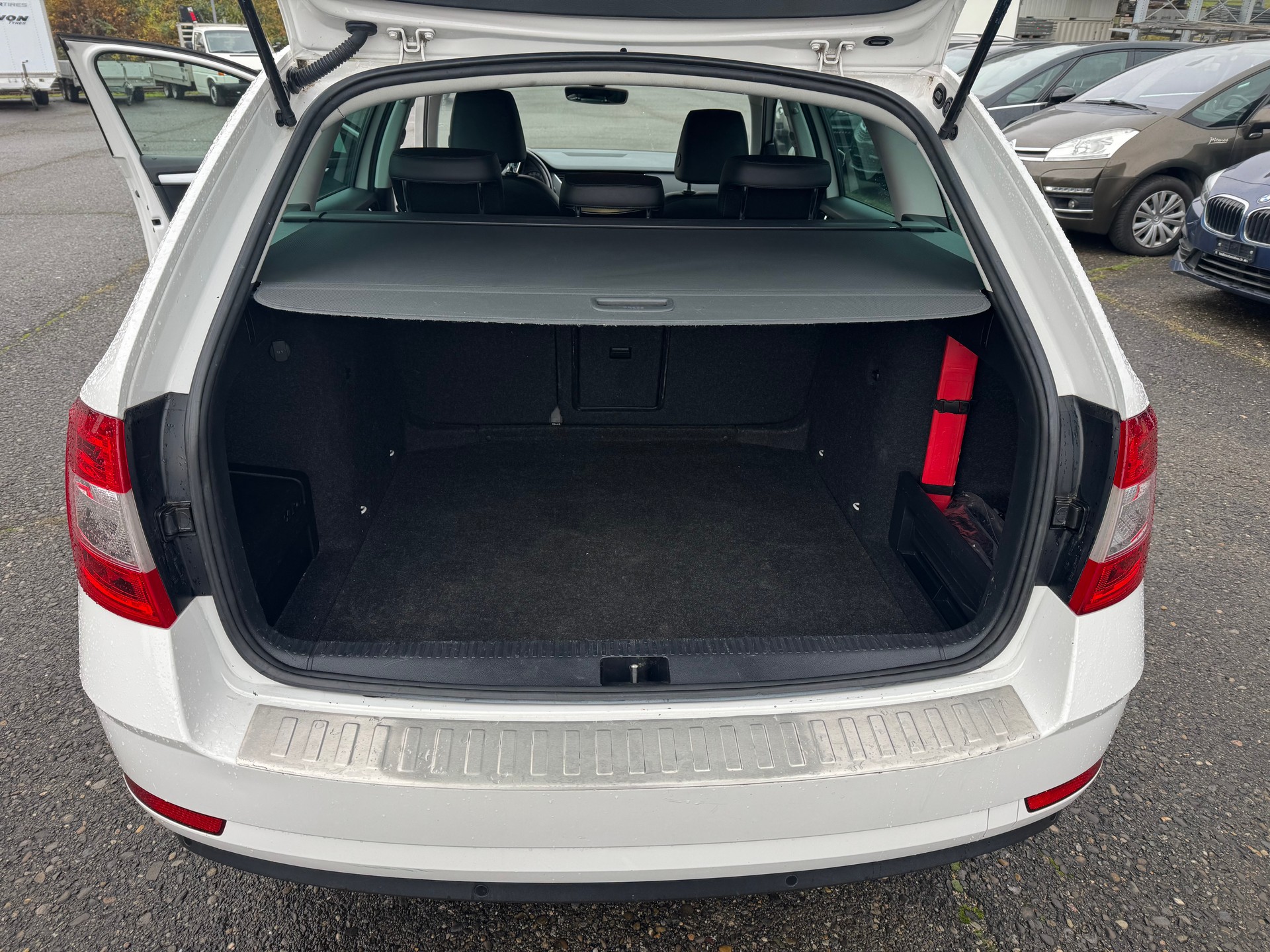 SKODA Octavia Combi 2.0 TDI Ambition DSG-image-8