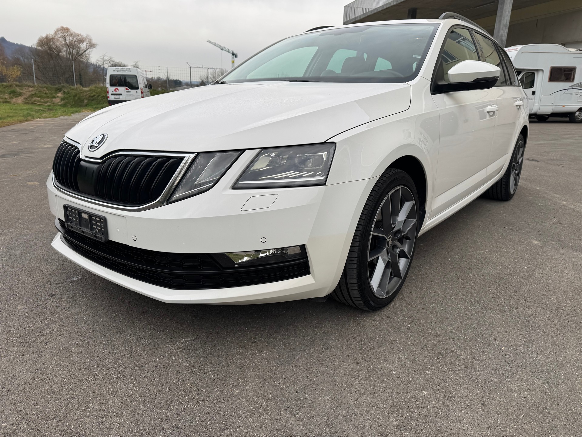 SKODA Octavia Combi 2.0 TDI Ambition DSG-image-0