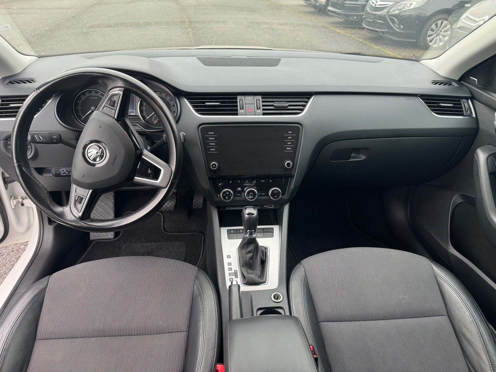 SKODA Octavia Combi 2.0 TDI Ambition DSG-image-13