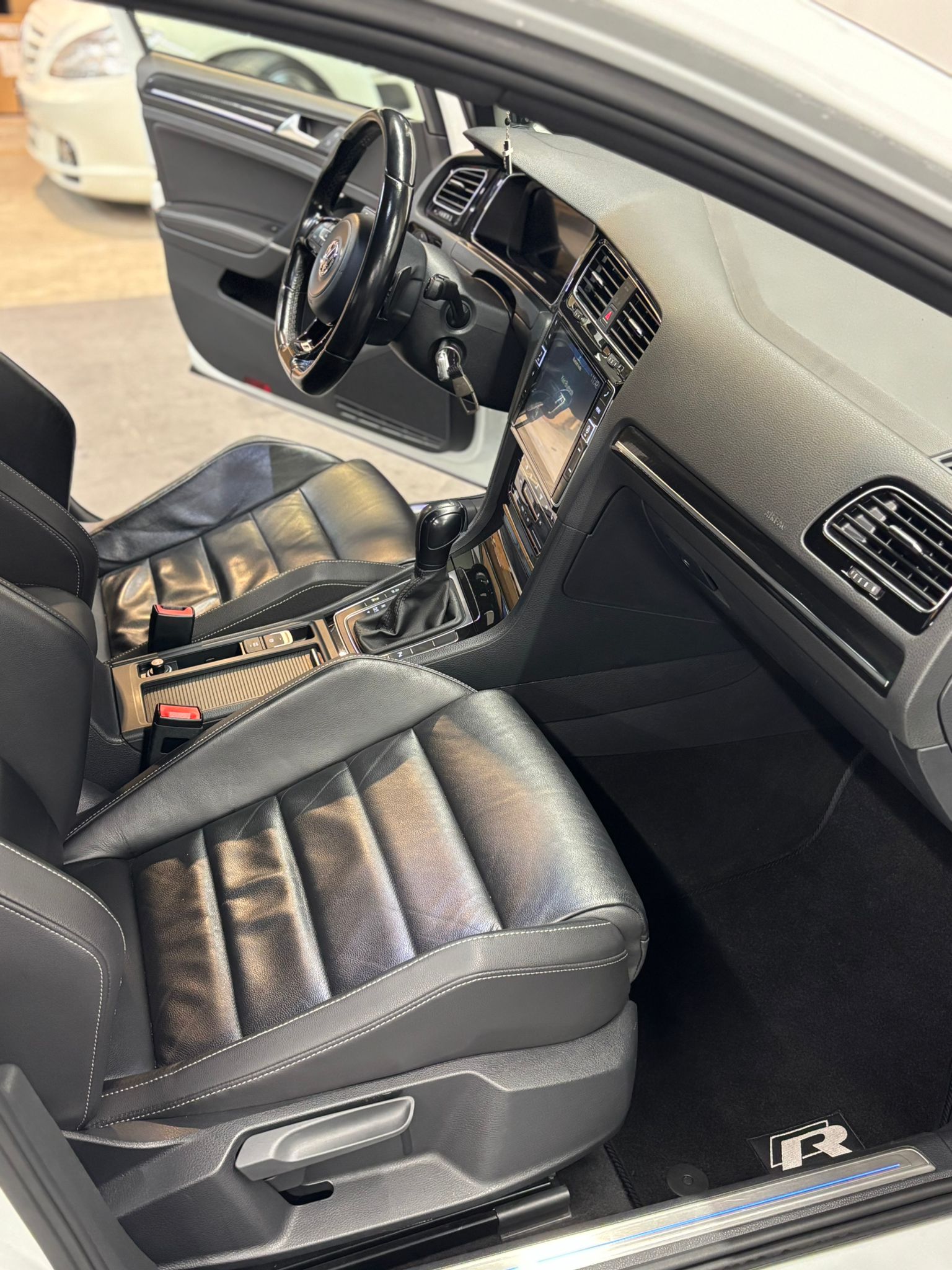 VW Golf 2.0 TSI R 4Motion DSG-image-8
