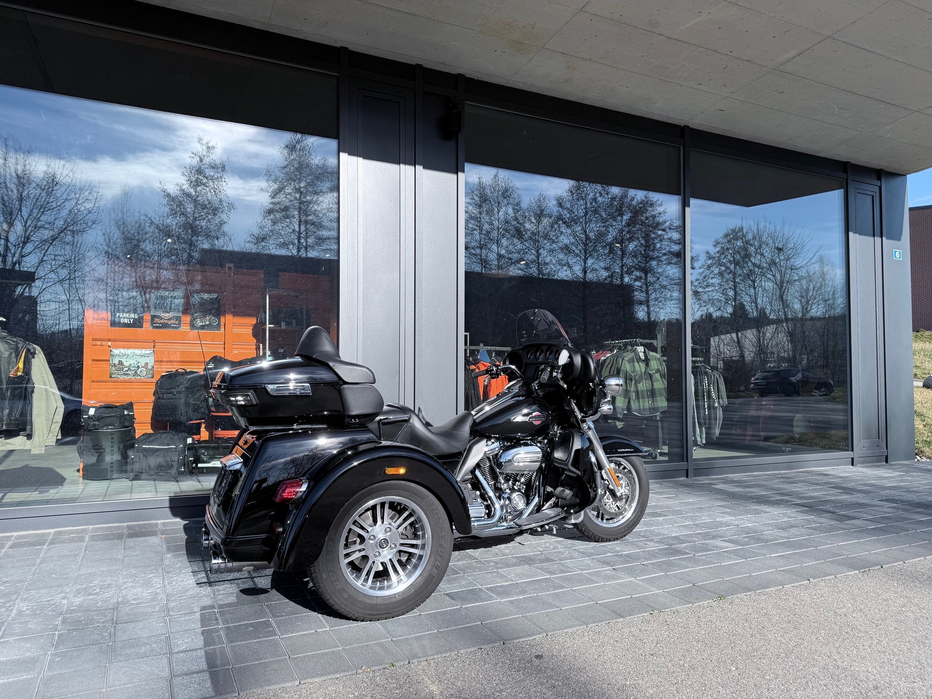 HARLEY-DAVIDSON FLHTCUTG Tri Glide Ultra 114-showroom-element-1