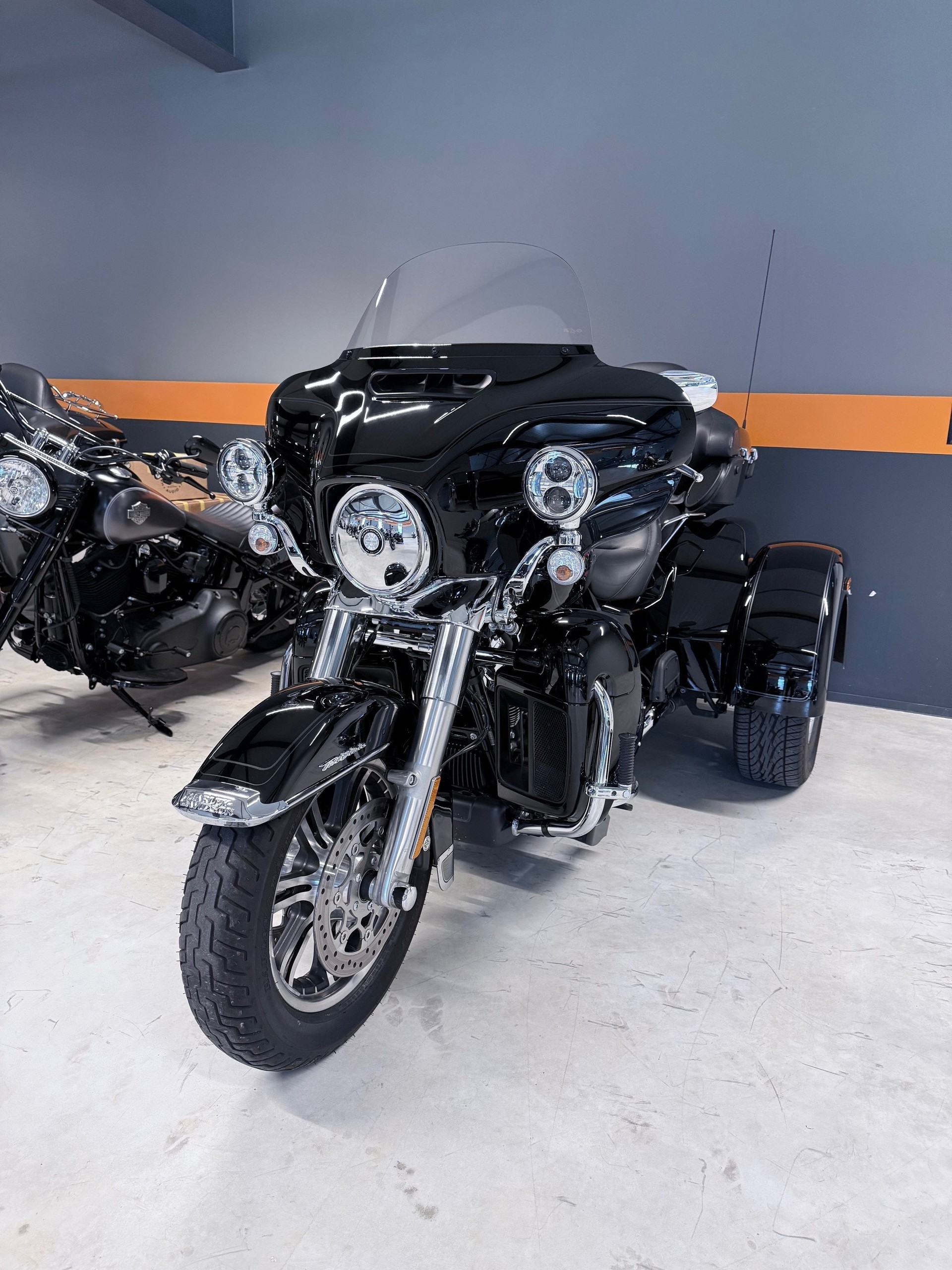 HARLEY-DAVIDSON FLHTCUTG Tri Glide Ultra 114-showroom-element-3