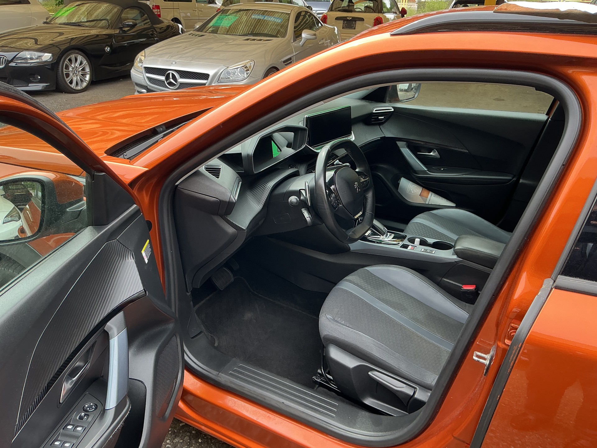 PEUGEOT 2008 1.2 PureTech Active Business EAT8-image-8