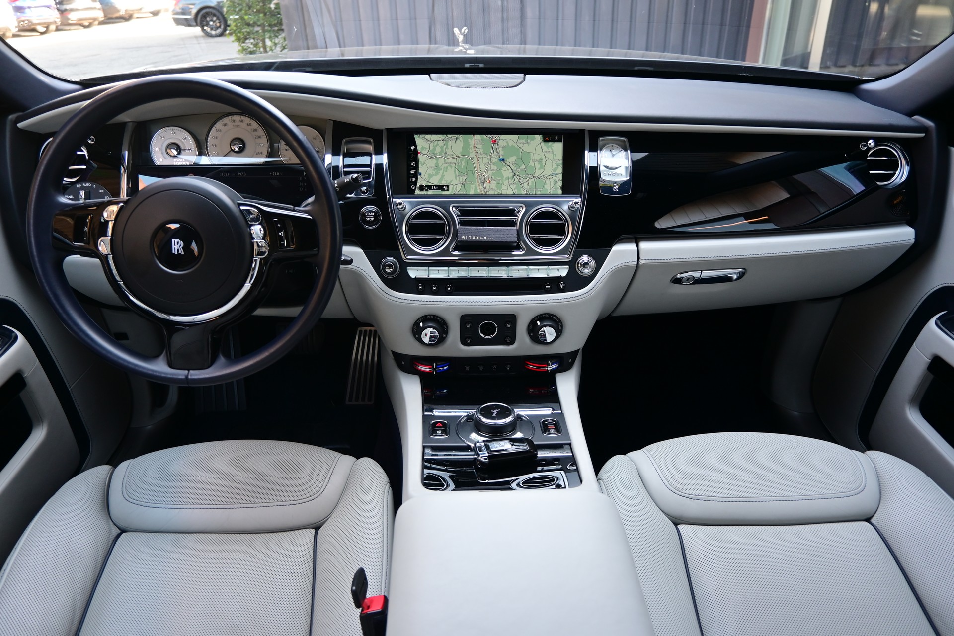 ROLLS-ROYCE Ghost 6.6 V12 *Facelift*-image-16