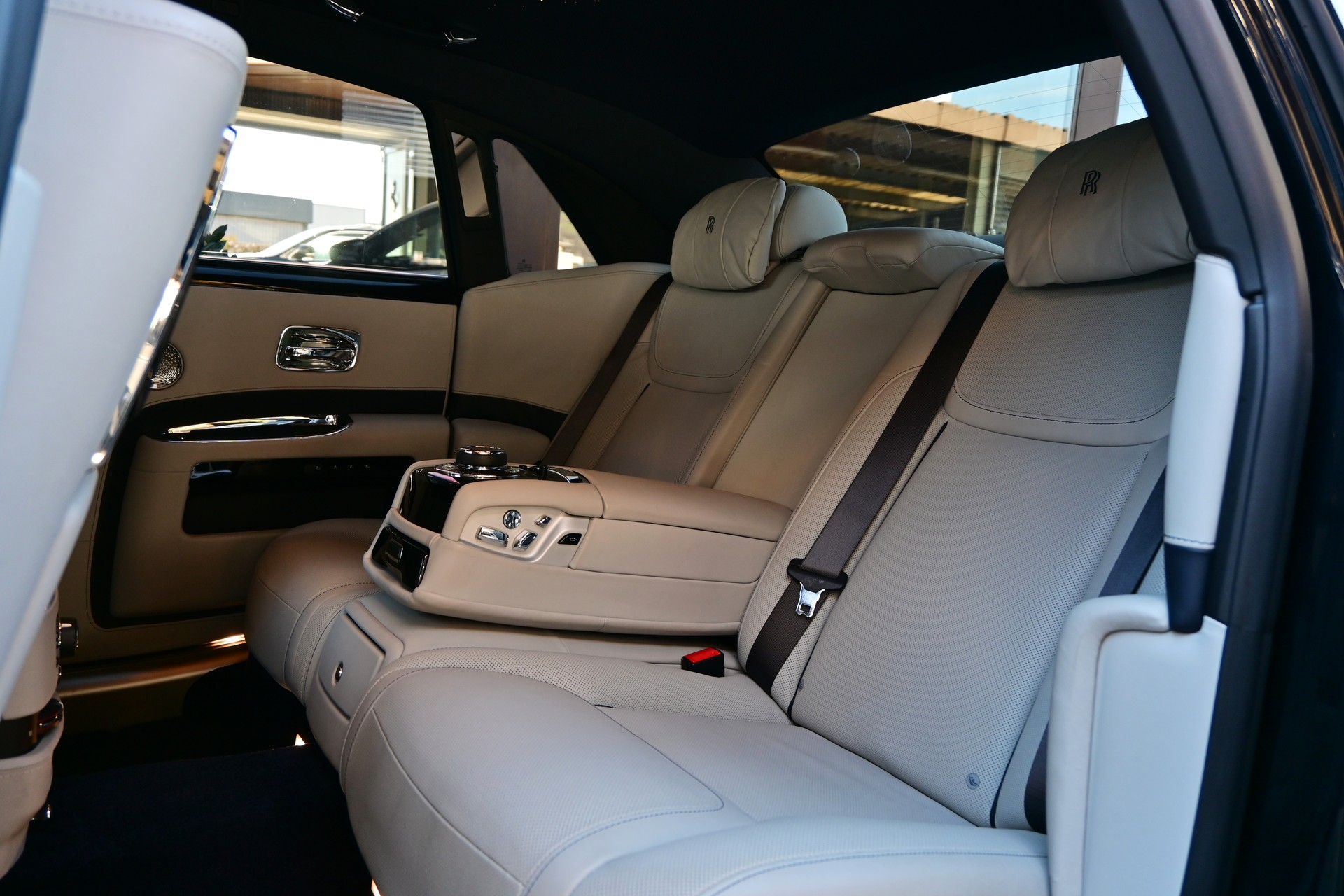 ROLLS-ROYCE Ghost 6.6 V12 *Facelift*-image-22