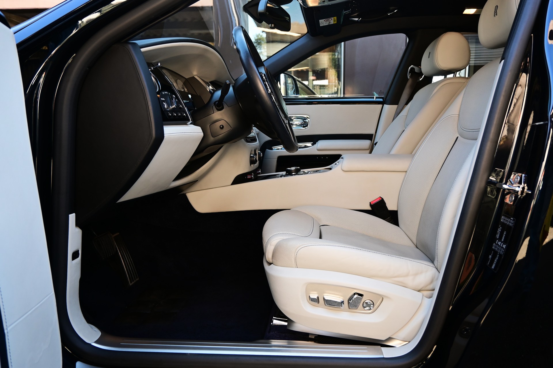 ROLLS-ROYCE Ghost 6.6 V12 *Facelift*-image-9