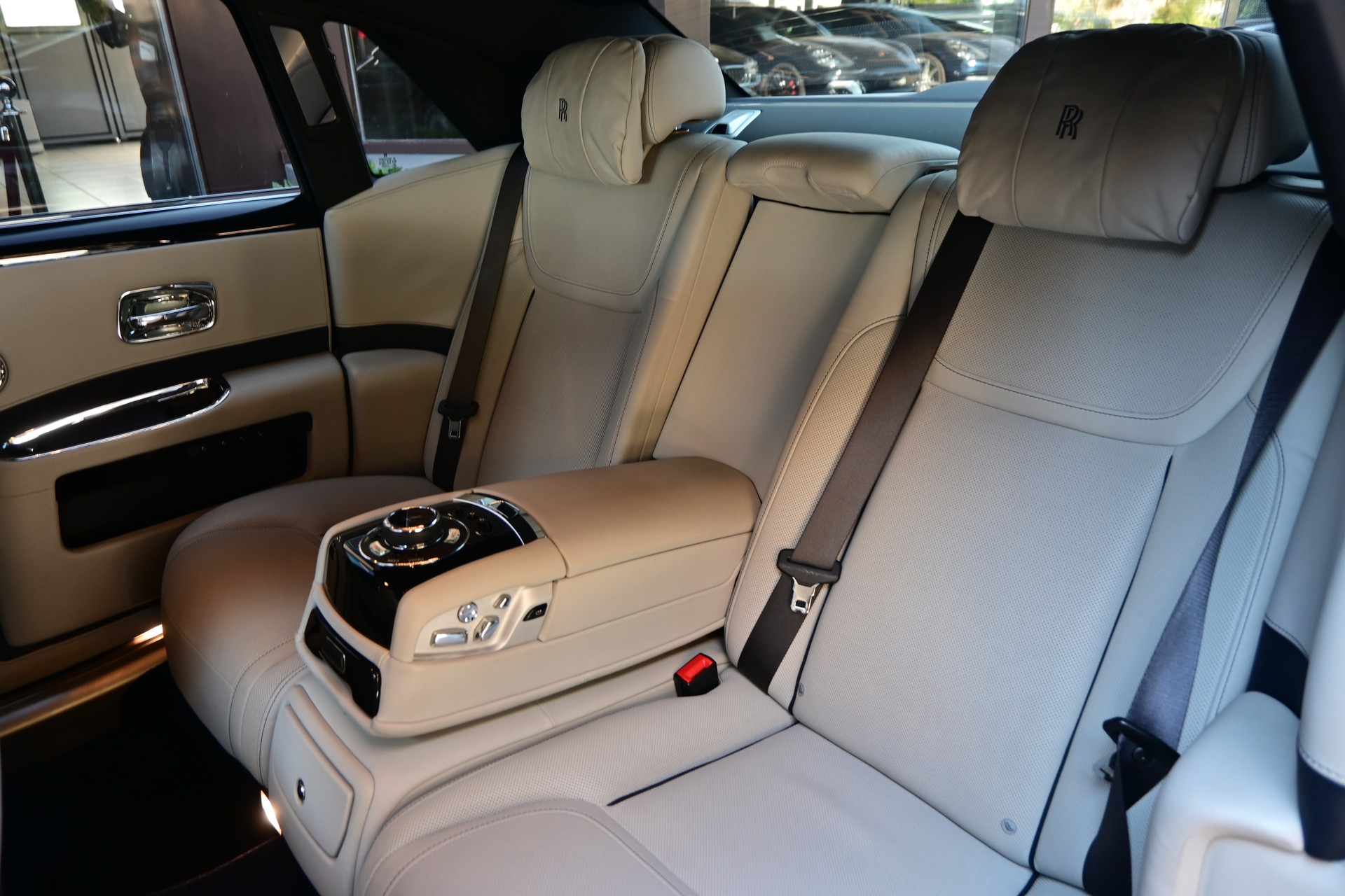 ROLLS-ROYCE Ghost 6.6 V12 *Facelift*-image-29