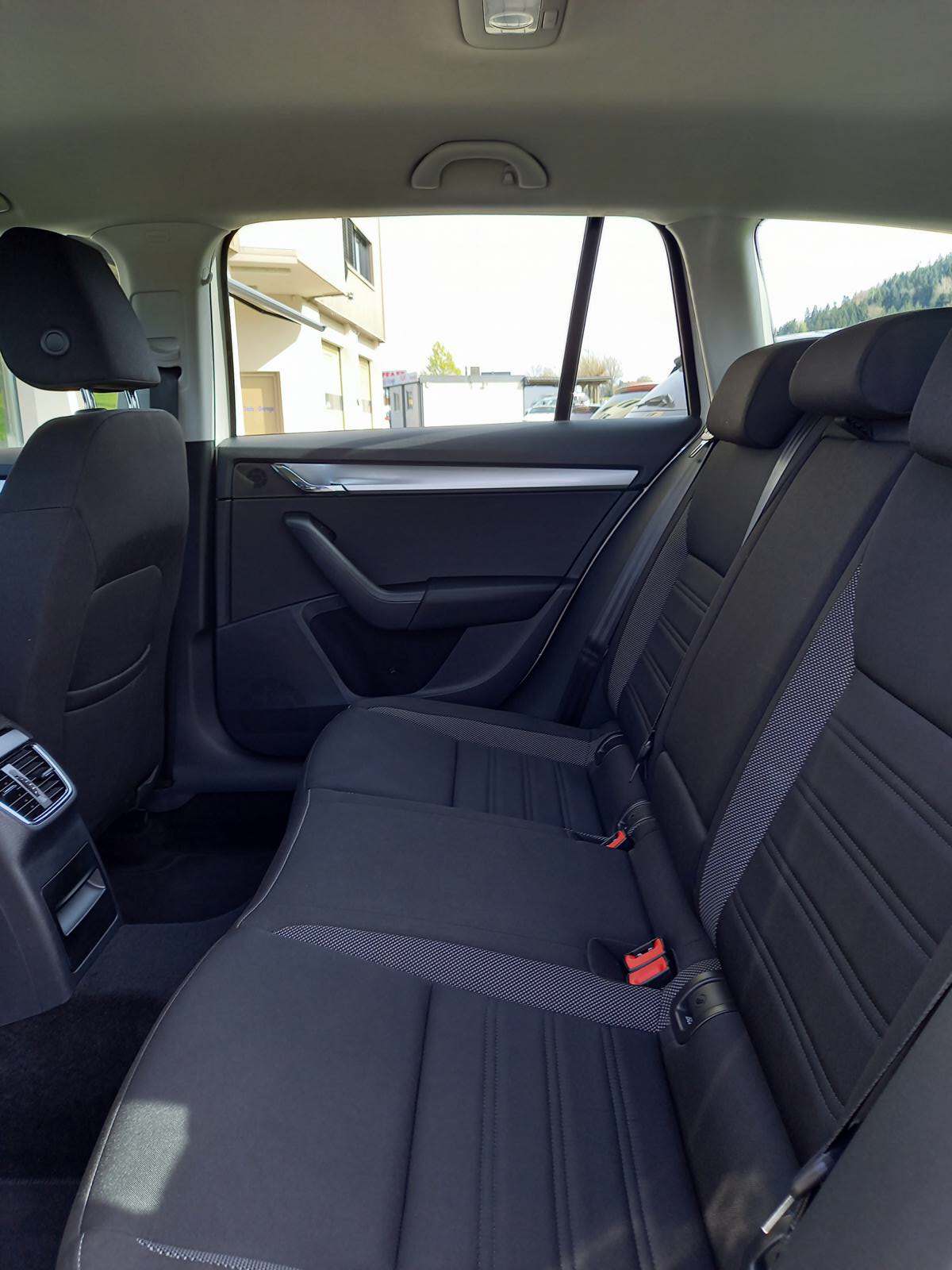 SKODA Octavia Combi 2.0 TDI Ambition 4x4 DSG-image-11