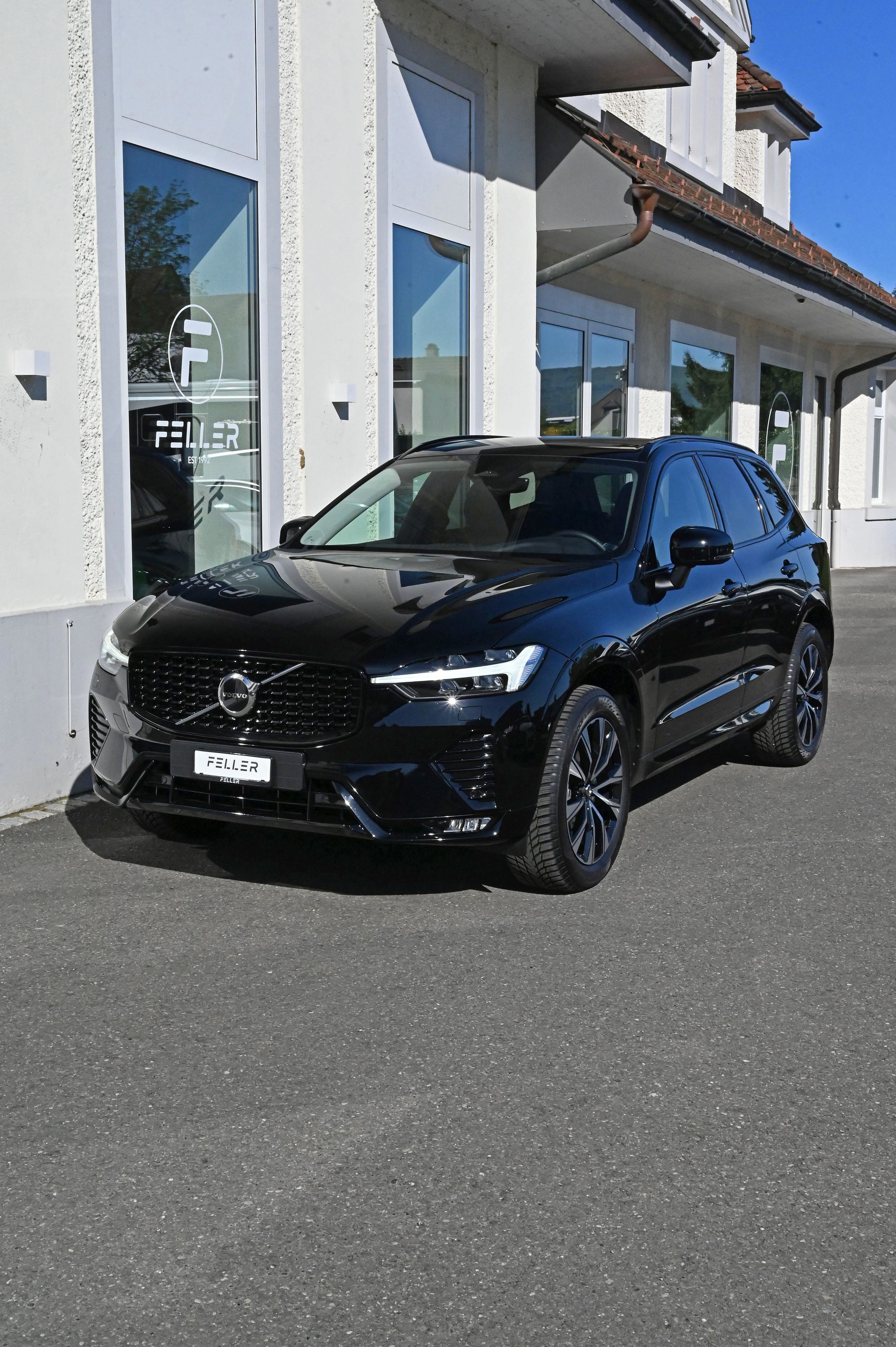 VOLVO XC60 B4 Diesel Mild Hybrid AWD Plus Dark Geartronic-showroom-element-1