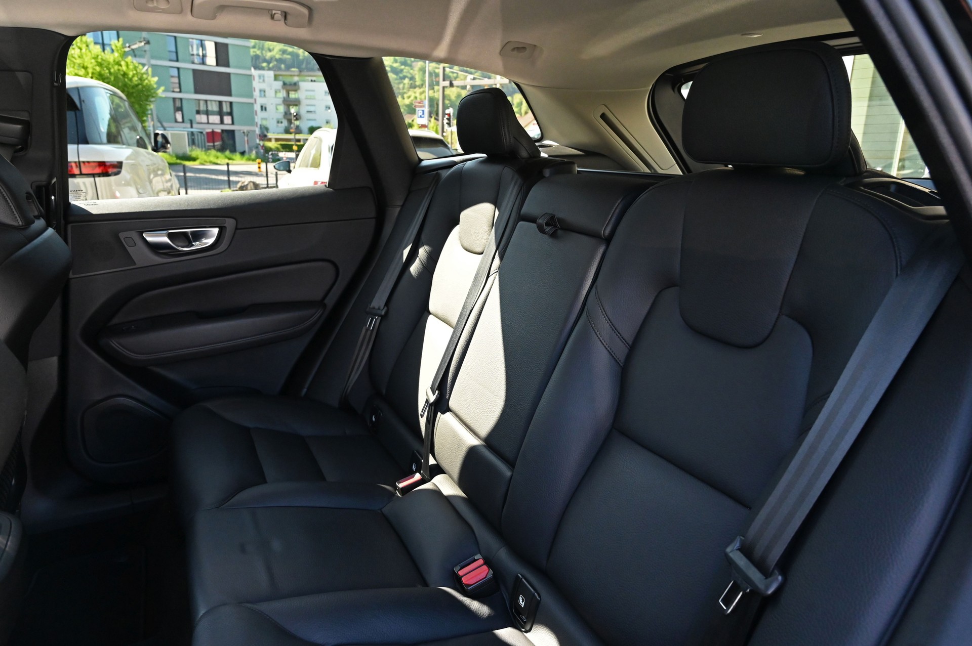 VOLVO XC60 B4 Diesel Mild Hybrid AWD Plus Dark Geartronic-image-17