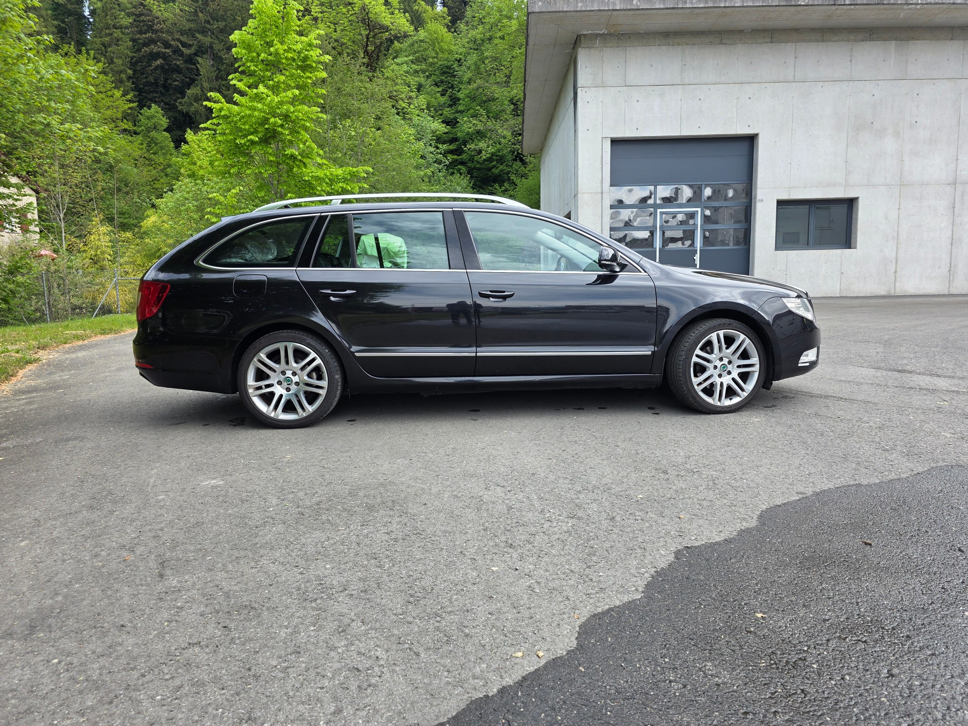 SKODA Superb Combi 2.0 TDi Elegance DSG-image-2