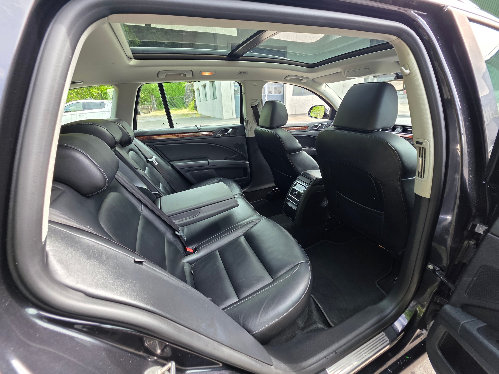 SKODA Superb Combi 2.0 TDi Elegance DSG-image-15