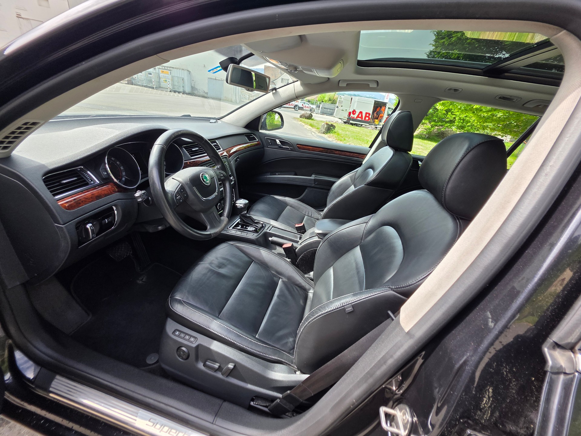 SKODA Superb Combi 2.0 TDi Elegance DSG-image-11