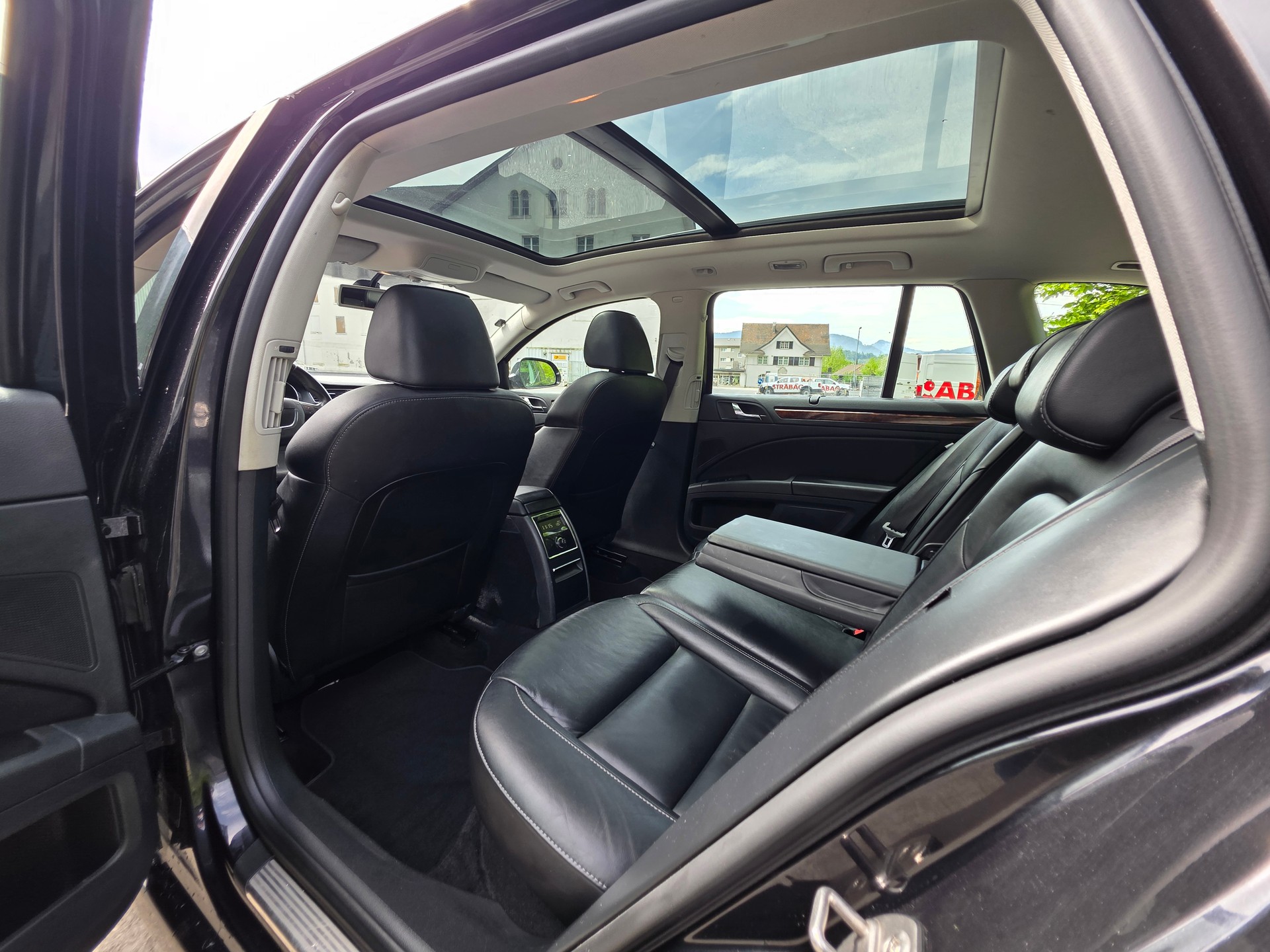 SKODA Superb Combi 2.0 TDi Elegance DSG-image-14