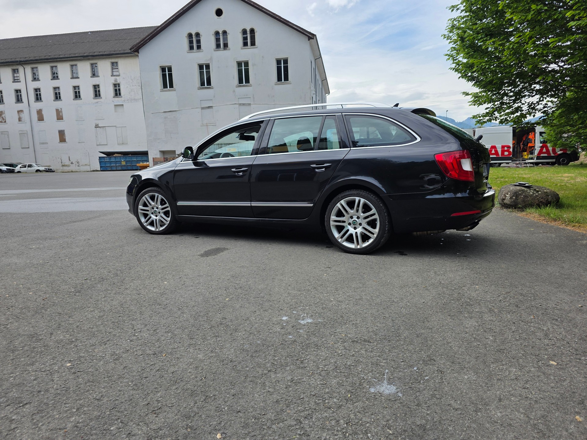 SKODA Superb Combi 2.0 TDi Elegance DSG-image-5