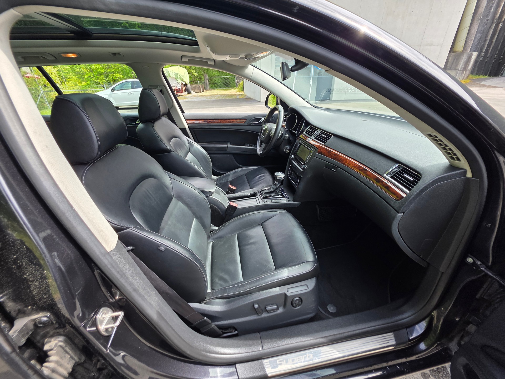 SKODA Superb Combi 2.0 TDi Elegance DSG-image-13