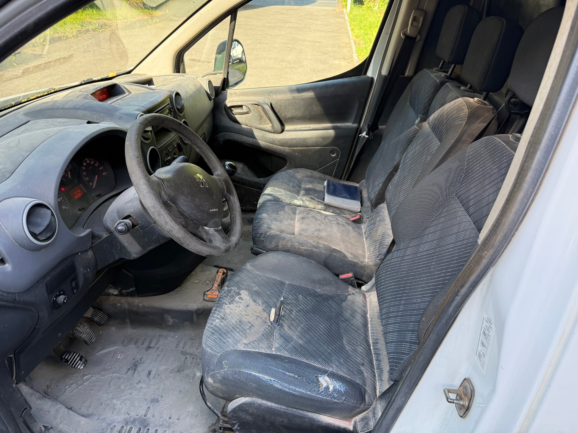PEUGEOT PARTNER-image-9