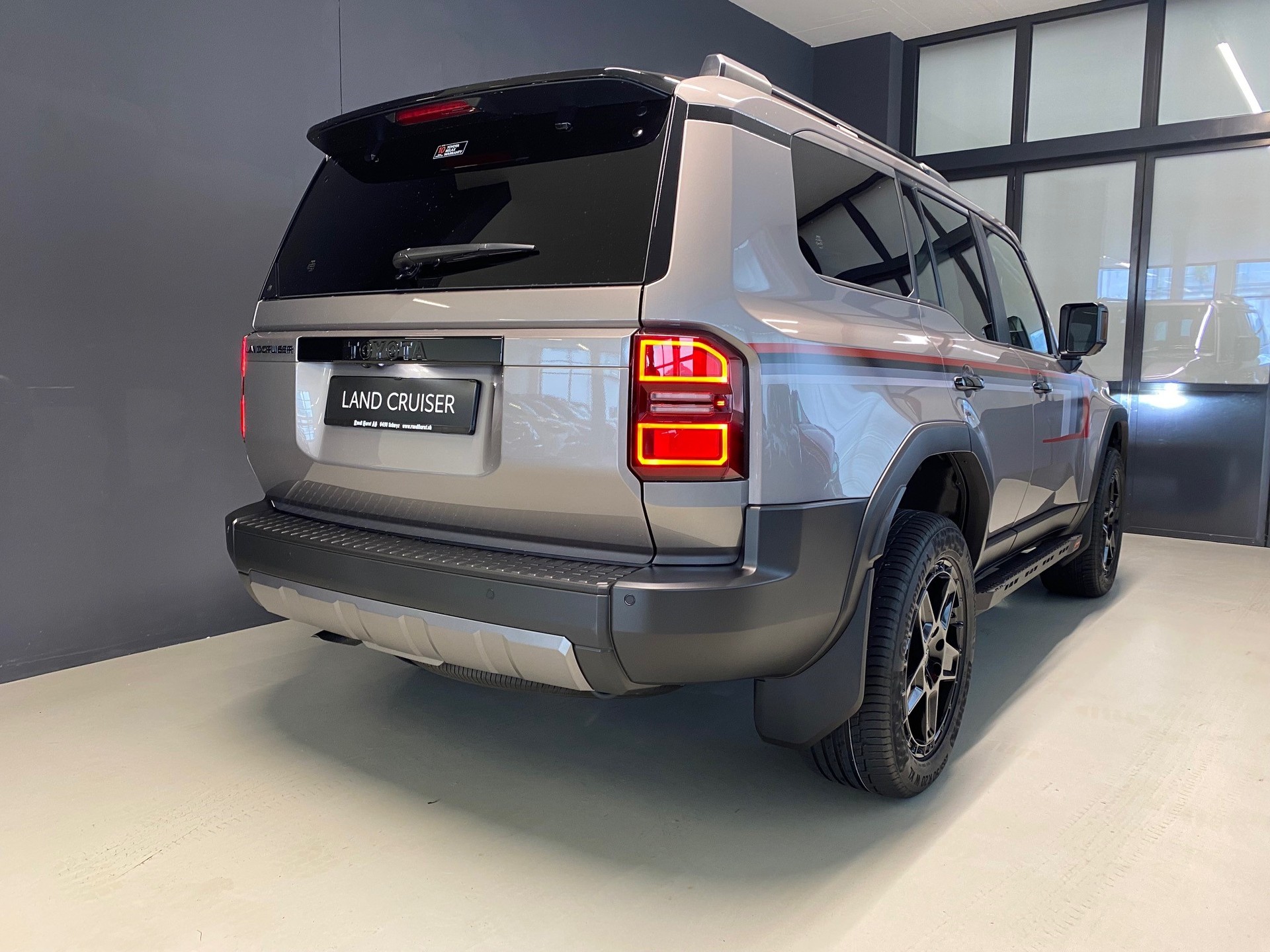 TOYOTA Land Cruiser 2.8 D 48V Invincible-showroom-element-3