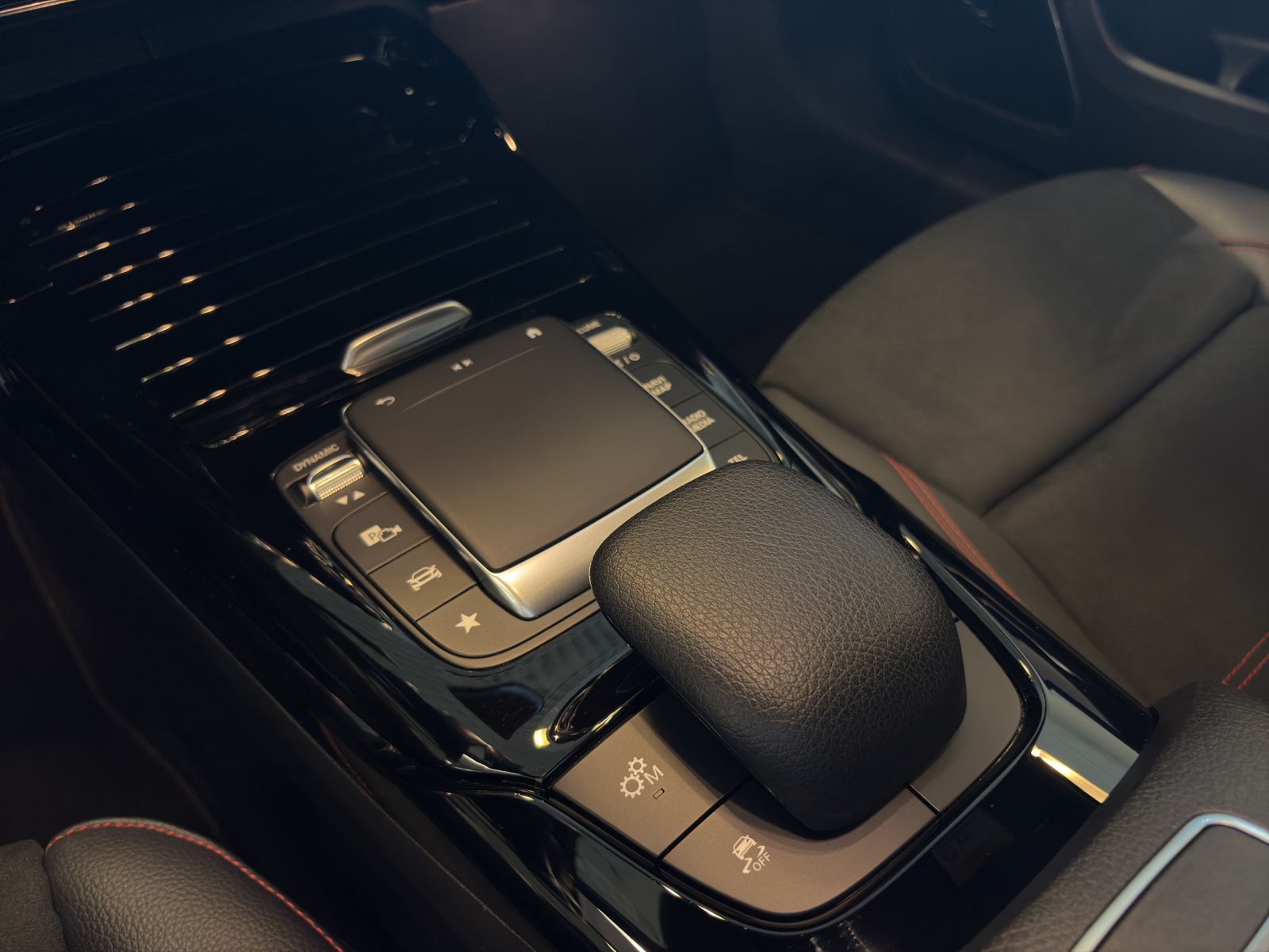 MERCEDES-BENZ A 45 AMG 4Matic+-image-12