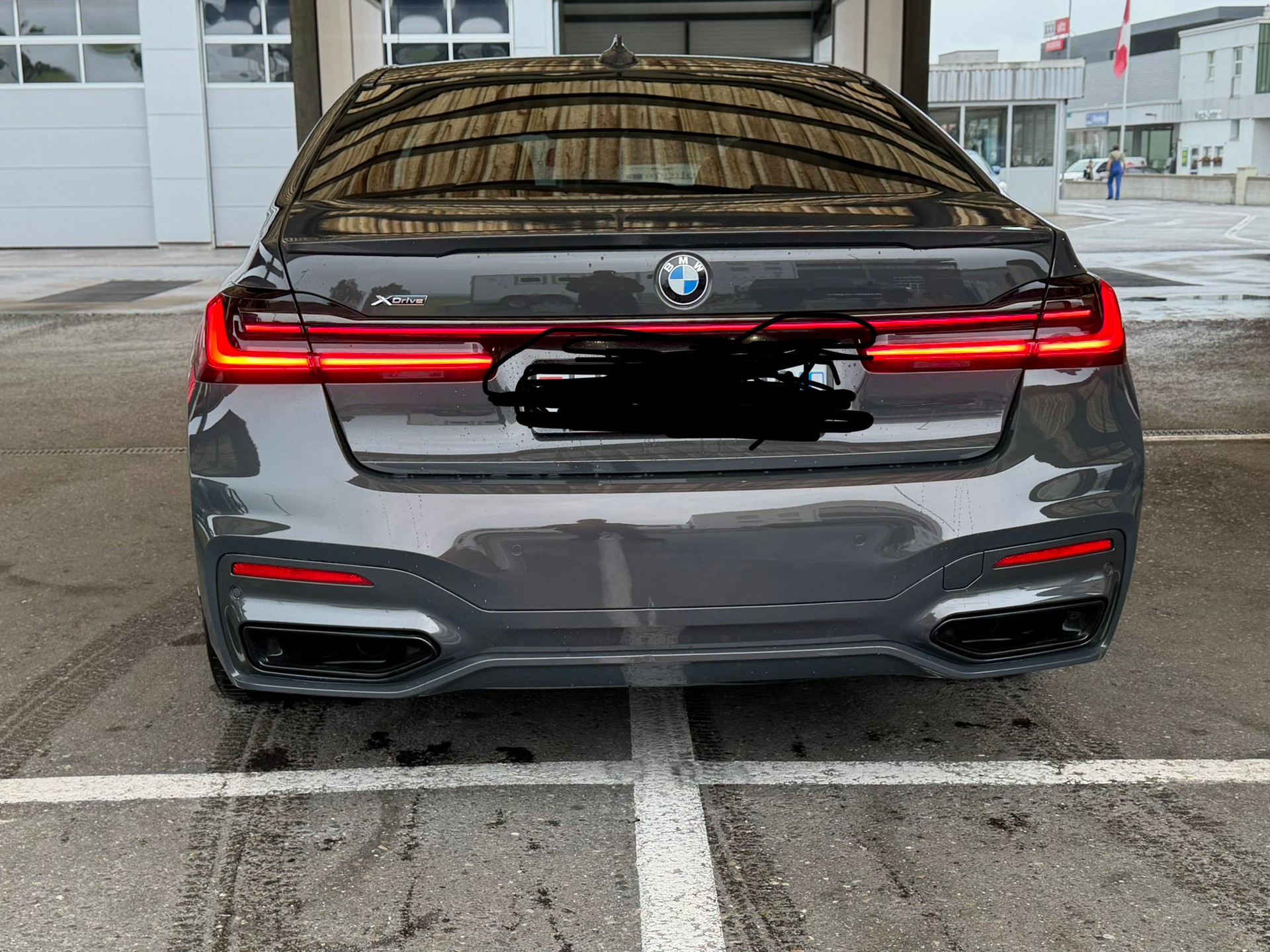 BMW 750i xDrive-image-1