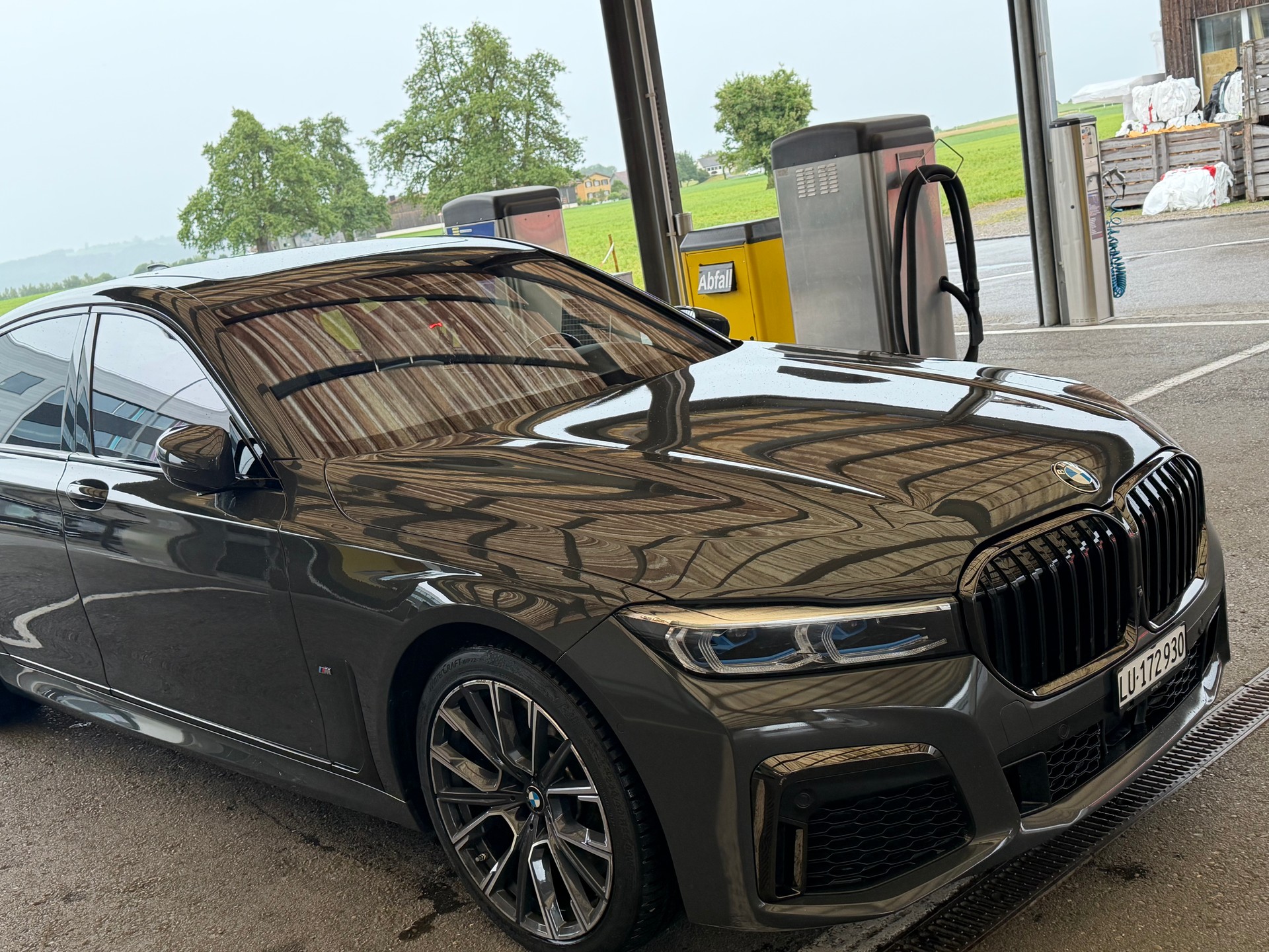 BMW 750i xDrive-image-2