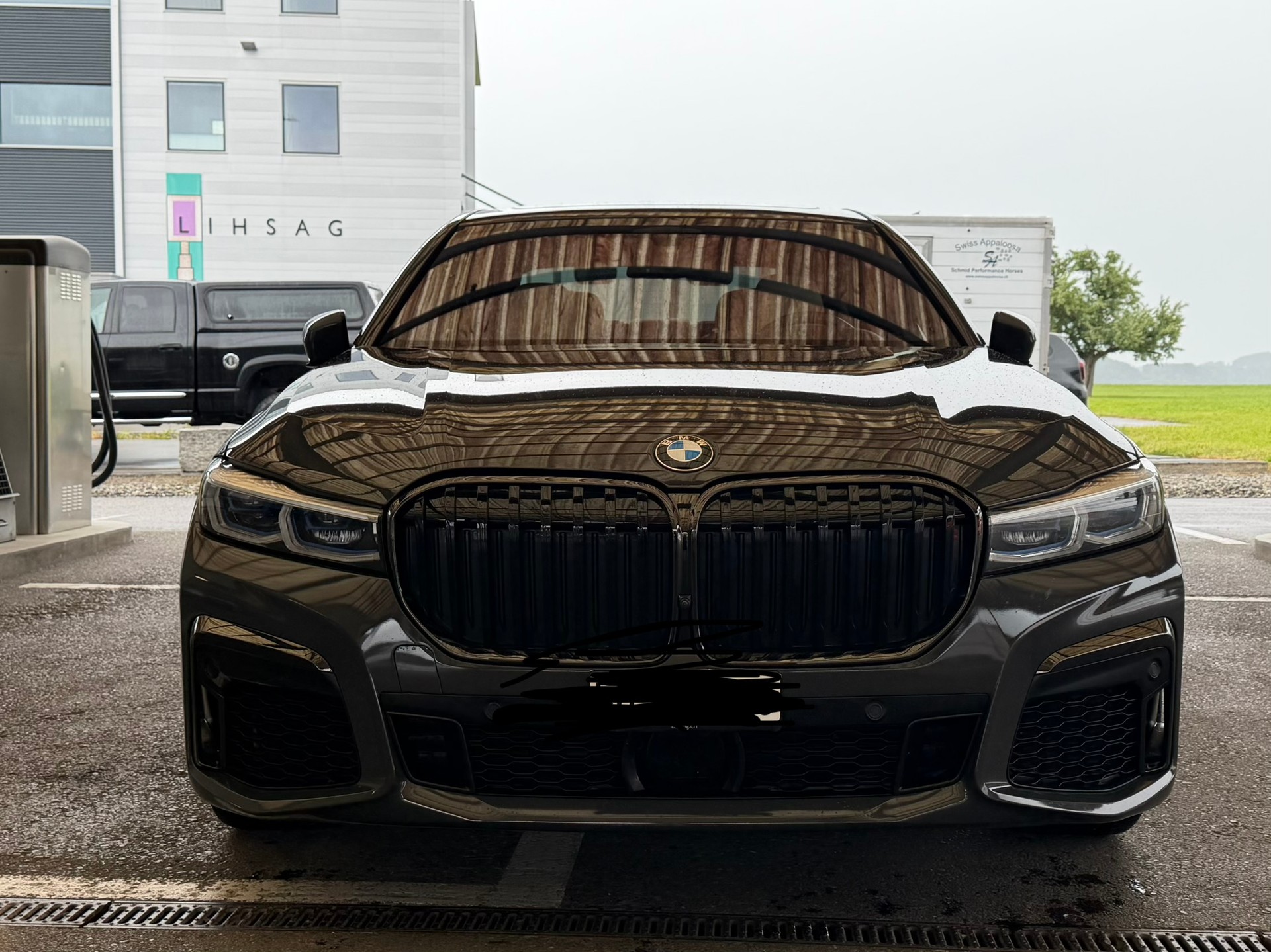 BMW 750i xDrive-image-0