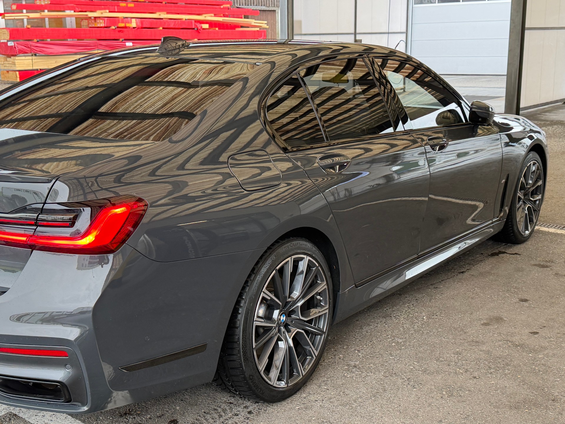 BMW 750i xDrive-image-3