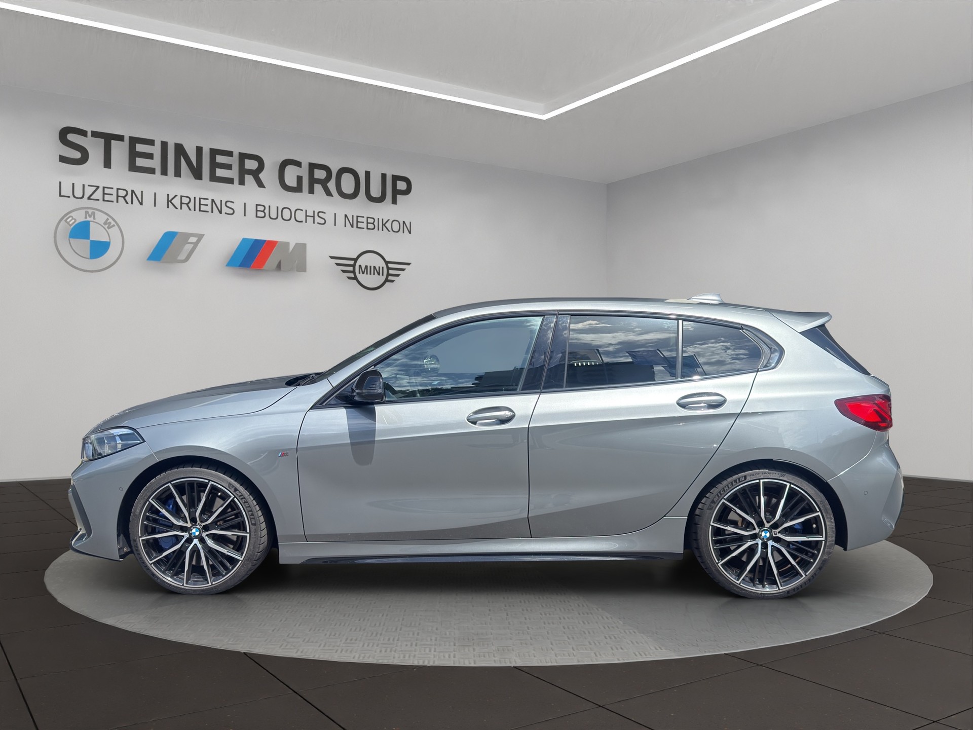 BMW M135i xDrive Steptronic-image-7